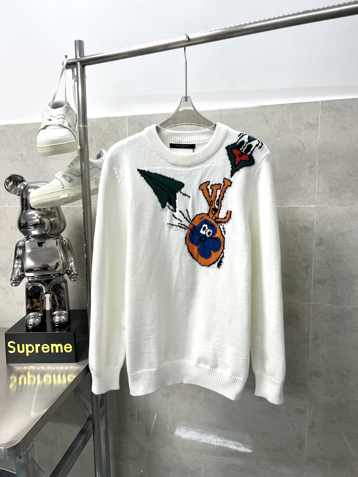 P110 número de modelo R086 louis vuitton Jersey de punto con cuello redondo y bloques de color de Louis Vuitton en jacq…