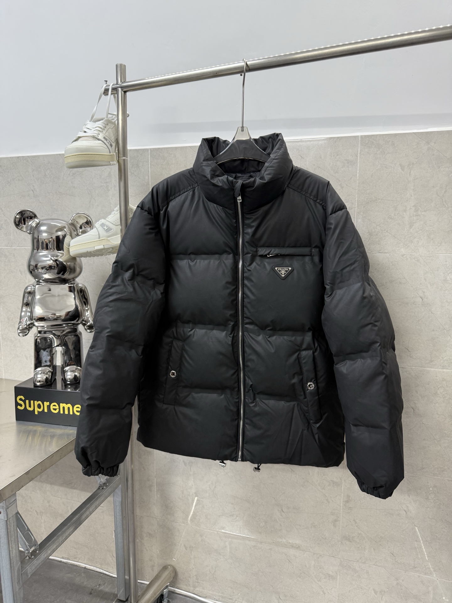 NO:626191,Prada Prada's new autumn and winter down jacket, fully imported original customization, absolutely high quality, using top-grade 90 white duck down, super soft and fluffy, super comfortable fabric, perfect fit, same style for men and women, color black, size: 48 50 52 54 56,, prada, prada, jackets & coats, down jacket, alexander wang19860909Prada普拉达秋冬新款羽绒外套 全进口原版定制 绝对的高品质 采用顶级90白鸭绒 超柔软充羽量蓬松饱满 面料超舒服 版型完美 男女同款 颜色黑色 尺码:48 50 52 54 56,,prada,prada,jackets & coats,down jacket,alexander wang,Men's clothing