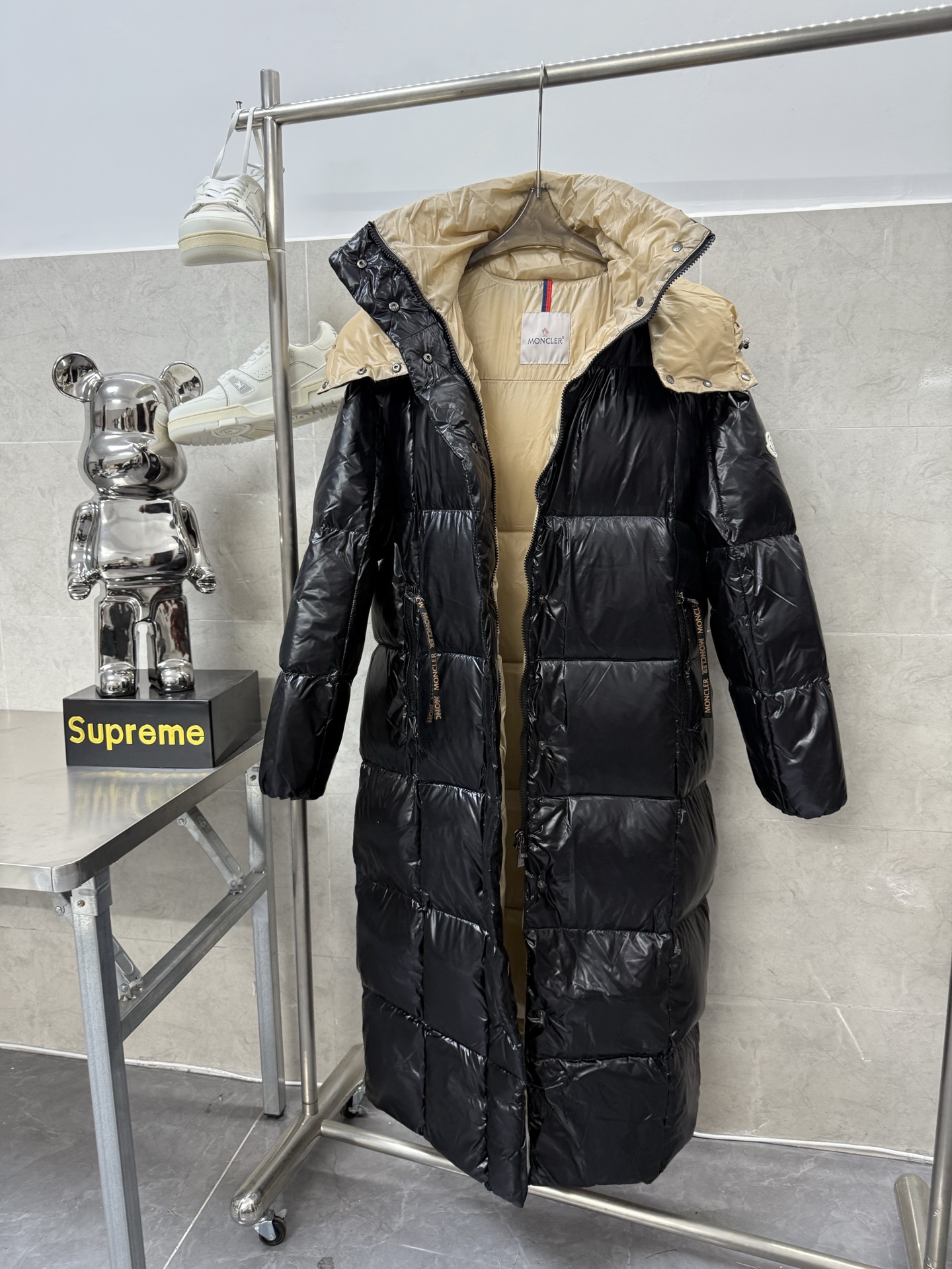 p550
Moncler加厚绒长款面包服
超有气场又有范儿的一款羽绒服,冬天最值得拥有的一件长羽绒,整个身体包裹在里面那才是温暖,保暖性可以说是很强势,经典的连帽设计,戴上帽子全身都暖融融的,整体的面包方块线条简单大气,属于美感又实穿的那种,看起来就不会累赘,虫茧版型的长款羽绒服,不会显得臃肿反而更显瘦,羽绒的蓬松度和保暖度都是顶级的,不吹牛的说,这款面包服丝毫并不比东北的貂皮差哦,超级保暖!专属黑色亮漆面料,与非常高级的金色相拼,特别时尚耐看,内胆是国标90%白鹅绒,充绒量550g左右,非常的轻柔饱满,双层防钻绒面料,水洗标有镭射防伪,二维码可以扫描直达官网,真正的高端品质
尺码:1234