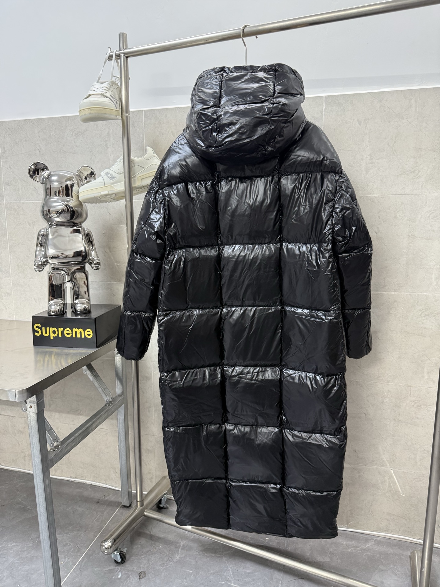 p550
Moncler加厚绒长款面包服
超有气场又有范儿的一款羽绒服,冬天最值得拥有的一件长羽绒,整个身体包裹在里面那才是温暖,保暖性可以说是很强势,经典的连帽设计,戴上帽子全身都暖融融的,整体的面包方块线条简单大气,属于美感又实穿的那种,看起来就不会累赘,虫茧版型的长款羽绒服,不会显得臃肿反而更显瘦,羽绒的蓬松度和保暖度都是顶级的,不吹牛的说,这款面包服丝毫并不比东北的貂皮差哦,超级保暖!专属黑色亮漆面料,与非常高级的金色相拼,特别时尚耐看,内胆是国标90%白鹅绒,充绒量550g左右,非常的轻柔饱满,双层防钻绒面料,水洗标有镭射防伪,二维码可以扫描直达官网,真正的高端品质
尺码:1234