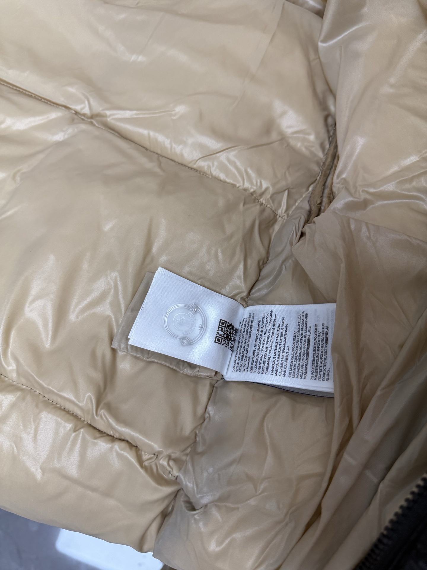 p550
Moncler加厚绒长款面包服
超有气场又有范儿的一款羽绒服,冬天最值得拥有的一件长羽绒,整个身体包裹在里面那才是温暖,保暖性可以说是很强势,经典的连帽设计,戴上帽子全身都暖融融的,整体的面包方块线条简单大气,属于美感又实穿的那种,看起来就不会累赘,虫茧版型的长款羽绒服,不会显得臃肿反而更显瘦,羽绒的蓬松度和保暖度都是顶级的,不吹牛的说,这款面包服丝毫并不比东北的貂皮差哦,超级保暖!专属黑色亮漆面料,与非常高级的金色相拼,特别时尚耐看,内胆是国标90%白鹅绒,充绒量550g左右,非常的轻柔饱满,双层防钻绒面料,水洗标有镭射防伪,二维码可以扫描直达官网,真正的高端品质
尺码:1234