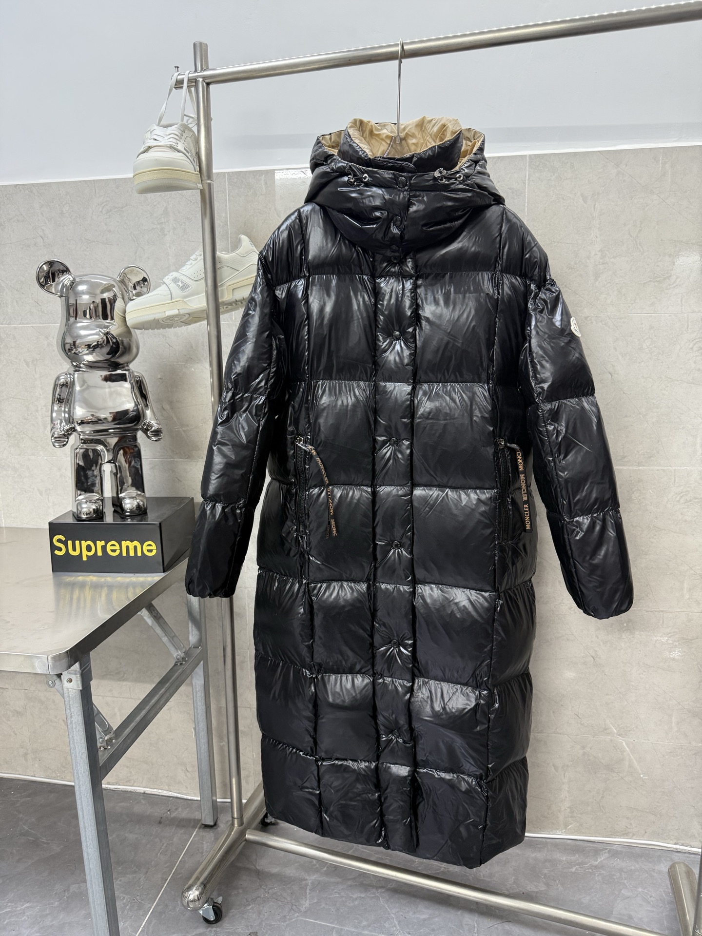 p550
Moncler加厚绒长款面包服
超有气场又有范儿的一款羽绒服,冬天最值得拥有的一件长羽绒,整个身体包裹在里面那才是温暖,保暖性可以说是很强势,经典的连帽设计,戴上帽子全身都暖融融的,整体的面包方块线条简单大气,属于美感又实穿的那种,看起来就不会累赘,虫茧版型的长款羽绒服,不会显得臃肿反而更显瘦,羽绒的蓬松度和保暖度都是顶级的,不吹牛的说,这款面包服丝毫并不比东北的貂皮差哦,超级保暖!专属黑色亮漆面料,与非常高级的金色相拼,特别时尚耐看,内胆是国标90%白鹅绒,充绒量550g左右,非常的轻柔饱满,双层防钻绒面料,水洗标有镭射防伪,二维码可以扫描直达官网,真正的高端品质
尺码:1234