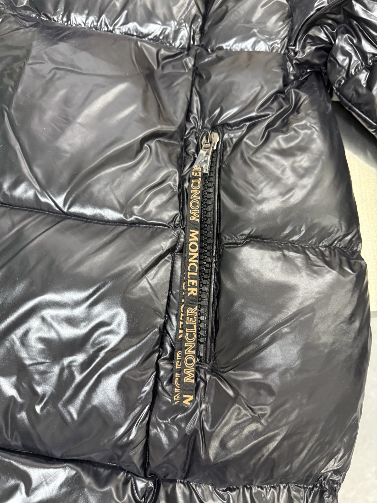 p550
Moncler加厚绒长款面包服
超有气场又有范儿的一款羽绒服,冬天最值得拥有的一件长羽绒,整个身体包裹在里面那才是温暖,保暖性可以说是很强势,经典的连帽设计,戴上帽子全身都暖融融的,整体的面包方块线条简单大气,属于美感又实穿的那种,看起来就不会累赘,虫茧版型的长款羽绒服,不会显得臃肿反而更显瘦,羽绒的蓬松度和保暖度都是顶级的,不吹牛的说,这款面包服丝毫并不比东北的貂皮差哦,超级保暖!专属黑色亮漆面料,与非常高级的金色相拼,特别时尚耐看,内胆是国标90%白鹅绒,充绒量550g左右,非常的轻柔饱满,双层防钻绒面料,水洗标有镭射防伪,二维码可以扫描直达官网,真正的高端品质
尺码:1234