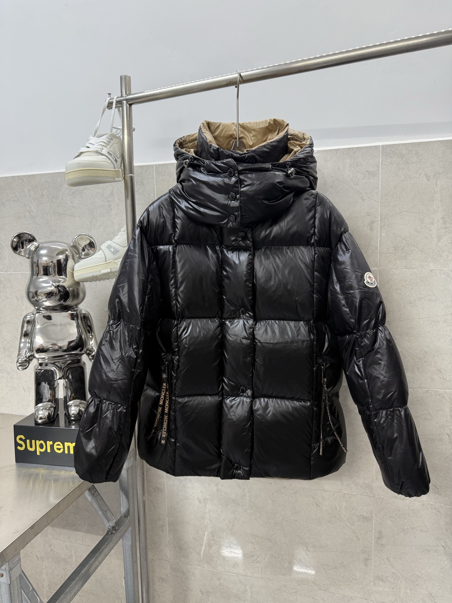 p480
Moncler女款面包服羽绒服
rana羽绒服从80年代的ninaro三文治风格汲取灵感,以独特风范和实用性重新演绎。采用闪亮的漆面尼龙面料制成,内外层明艳的色彩对比,彰显华贵的纹理。国标98纯白鸭绒朵,100%市面最高品质,海外代购版本,绝不吹虚鹅绒等一系列误导!15D尼龙lon面料里布最高标准,绝不跑绒!原装辅料五金。这个款式可谓这两年女士必备款,廓行的设计超有调性,大爆款面包服,帽子可拆卸,上身超舒服,经典好穿,人手必备
尺码:12345