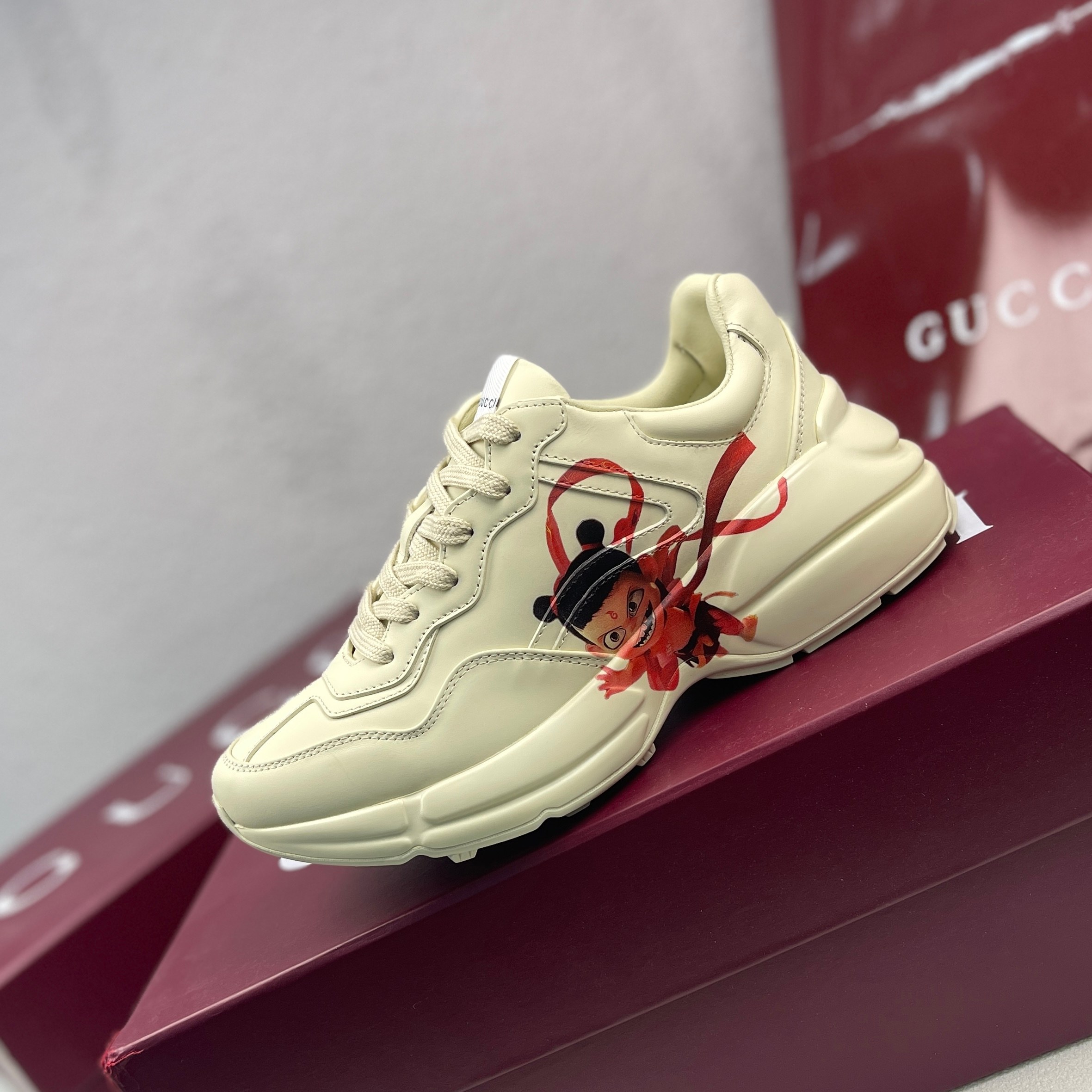 NO:273328,The co-branded model of GUCCI Italian Gucci dad shoes top version Original quality purchasing level 2 years of accumulation of dad shoes, the original version took more than 3 months to dismantle and develop, and finally released!  The ruthless goods are worth looking forward to!  Couple model, versatile in all seasons, fashionable, personalized, unique, more than 100 layouts in the entire series, welcome to consult the picture. Outsole: the latest original development TPU upper: imported top layer silk cowhide inner: original A-grade mixed-bred sheepskin foot pad: original A-grade imported cowhide, authentic counter full packaging, midsole, latex pad with LOGO, cover last, oil edge, air compressor coding process, supports NFC anti-counterfeiting chip detection!  Number of codes: Women's code 34-41 Men's code 38-46 (Female 34 41 Men's 38 46 Customized), Gucci, Cowhide, Sheepskin19860909联名款GUCCI意大利古奇老爹鞋 顶级版本 原单品质代购级别 2年做老爹鞋的积累,原版拆解耗时3个多月研究开发,终于面世！狠货值得期待！ 情侣款 四季百搭 时尚 个性 与众不同 全系列100多个版面,欢迎来图咨询 大底:最新原版开发TPU 鞋面:进口头层丝绸牛皮 内里:原版A级混种羊皮 垫脚:原版A级进口牛皮 专柜正品全套包装 中底 乳胶垫带LOGO , 套楦,油边,空压打码工艺,支持NFC防伪芯片检测！ 码数:女码34-41 男码38-46(女34 41 男38 46定做),,gucci,cowhide,sheepskin,Men's shoes