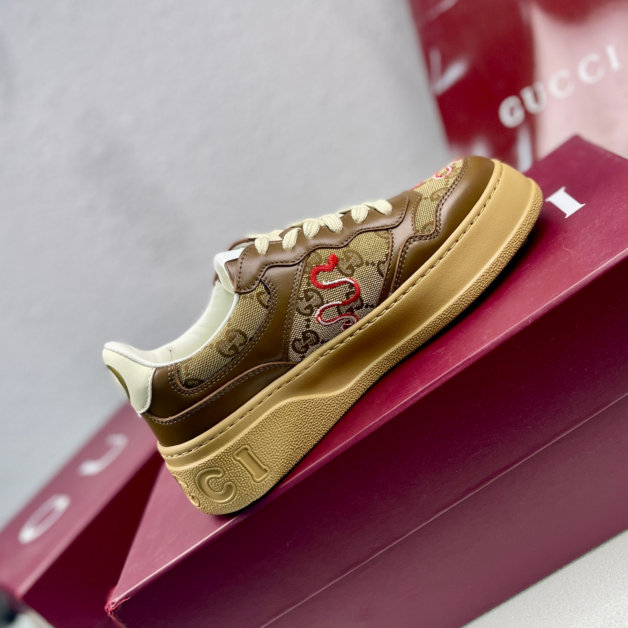 NO:273351,Special supply for the Year of the Snake [Top Version] gucci chunky Gucci latest biscuit shoes, hot thick-soled white shoes, original split and perfect replica, various classic fashion collisions, retro sentiment, very elegant, super versatile, light thick-soled, height-enhancing and slimming and comfortable, very easy to control, imported cowhide, cowhide, original lightweight IP outsole size women's size 35-40 (customized by 34),, gucci, gucci, cowhide19860909蛇年特供【顶级版本】 gucci chunky 古驰最新饼干鞋 火爆厚底小白鞋 原版拆分完美复刻 各种经典时尚碰撞 复古情怀 十分高雅 超级百搭 轻盈厚底 增高显瘦又舒适 非常容易驾驭 进口牛皮面 牛皮内里 原版轻便ip大底 size女码35-40（34定做）,,gucci,gucci,cowhide,Men's shoes