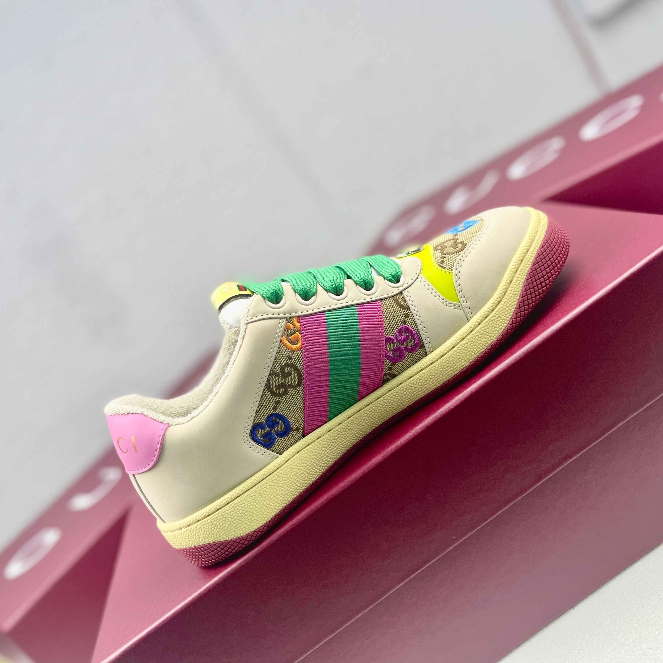 NO:729850,New for summer, the ceiling level is made of electric embroidery machine imported from Italy!  Each color is a one-to-one replica of the GUC**Screener series couple's webbed sneakers. This single product is from Gucci.  The design of the Lido series is inspired by the summer style and beach clubs of the Italian coast. The Screener series of sneakers are inspired by the classic sneakers of the 1970s, and the name is taken from the defensive action in sports. This 2025 early autumn series of shoes (a technological and malleable opaque material) is crafted with imported special Gucci denim, and the heel is decorated with Gucci printed embossed logo, women's 35-40 (women's 34  Female 41 (customized, non-refundable, non-exchangeable),,gucci,gucci,sneakers19860909夏季新款 天花板级别采用意大利进口电绣机电绣而成！每个颜色都一比一复刻GUC**Screener系列情侣饰织带运动鞋 这款单品出自Gucci Lido系列,设计灵感源自意大利海岸的夏日风情和海滩俱乐部.Screener系列运动鞋以20世纪70年代的经典运动鞋为灵感原型,名字则取自体育运动中的防守动作.这款2025早秋系列鞋履（一种科技感十足且富有延展性的不透明材料）匠心打造,进口专用古驰牛仔布,鞋跟缀饰Gucci印花压纹标识,女款35-40（女34 女41定做不退不换）,,gucci,gucci,sneakers,Men's shoes