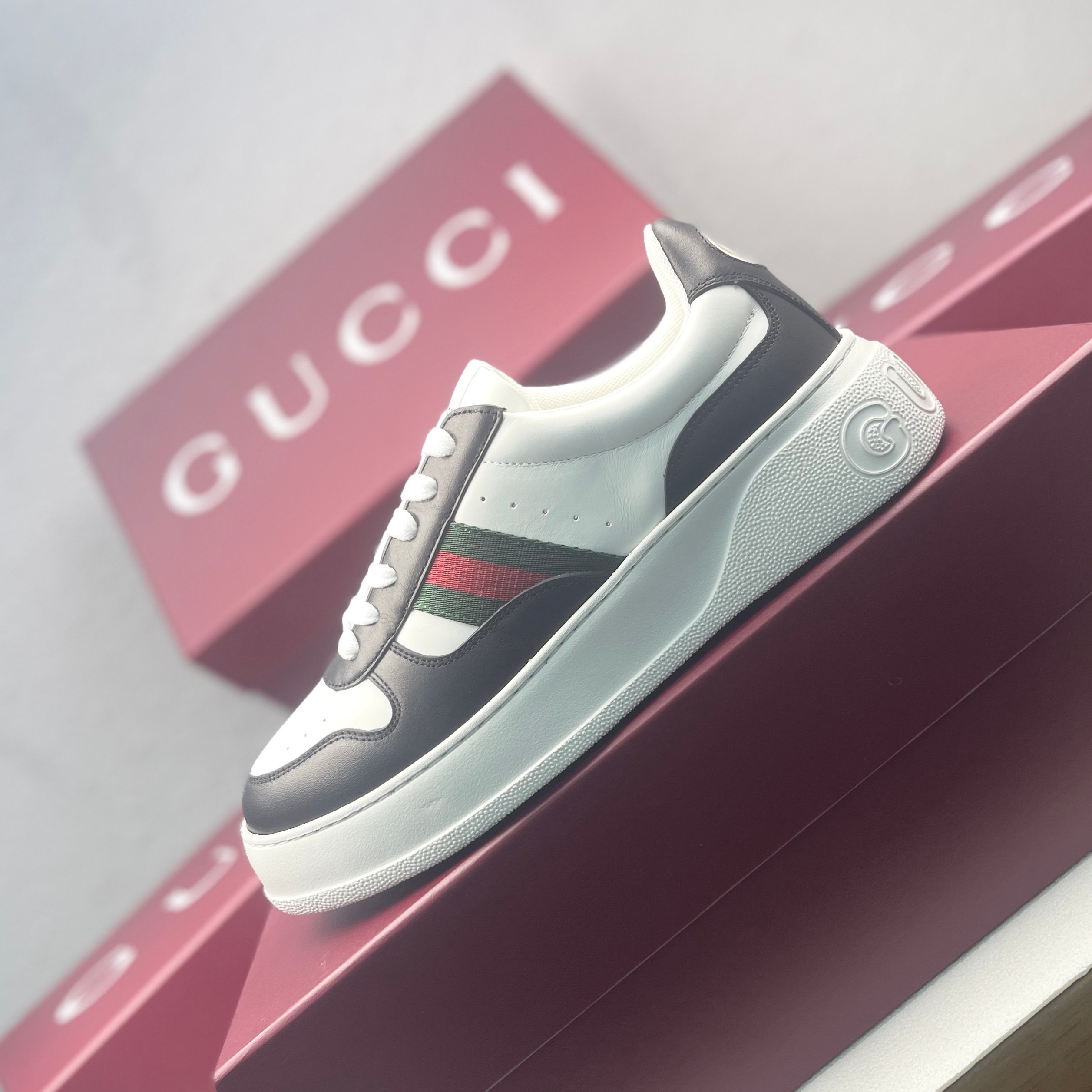 NO:730189,Couple's new Gucci high-quality top crafts Gucci new style, original factory configuration of imported cowhide from Italy, imported mesh cowhide pads, breathable and comfortable, original soles are super comfortable, original factory and single goods are welcome to compare, code number 35-44 (customized 34 men 38 45),,gucci,cowhide19860909情侣新款Gucci 高品质 顶级工艺品 古奇 新款,原厂配置意大利进口牛皮 进口网里牛皮垫,透气舒适,鞋底原厂特供原版底超级舒适,原厂跟单货 欢迎对比,码数 35-44（订做 34 男38 45）,,gucci,cowhide,Men's shoes