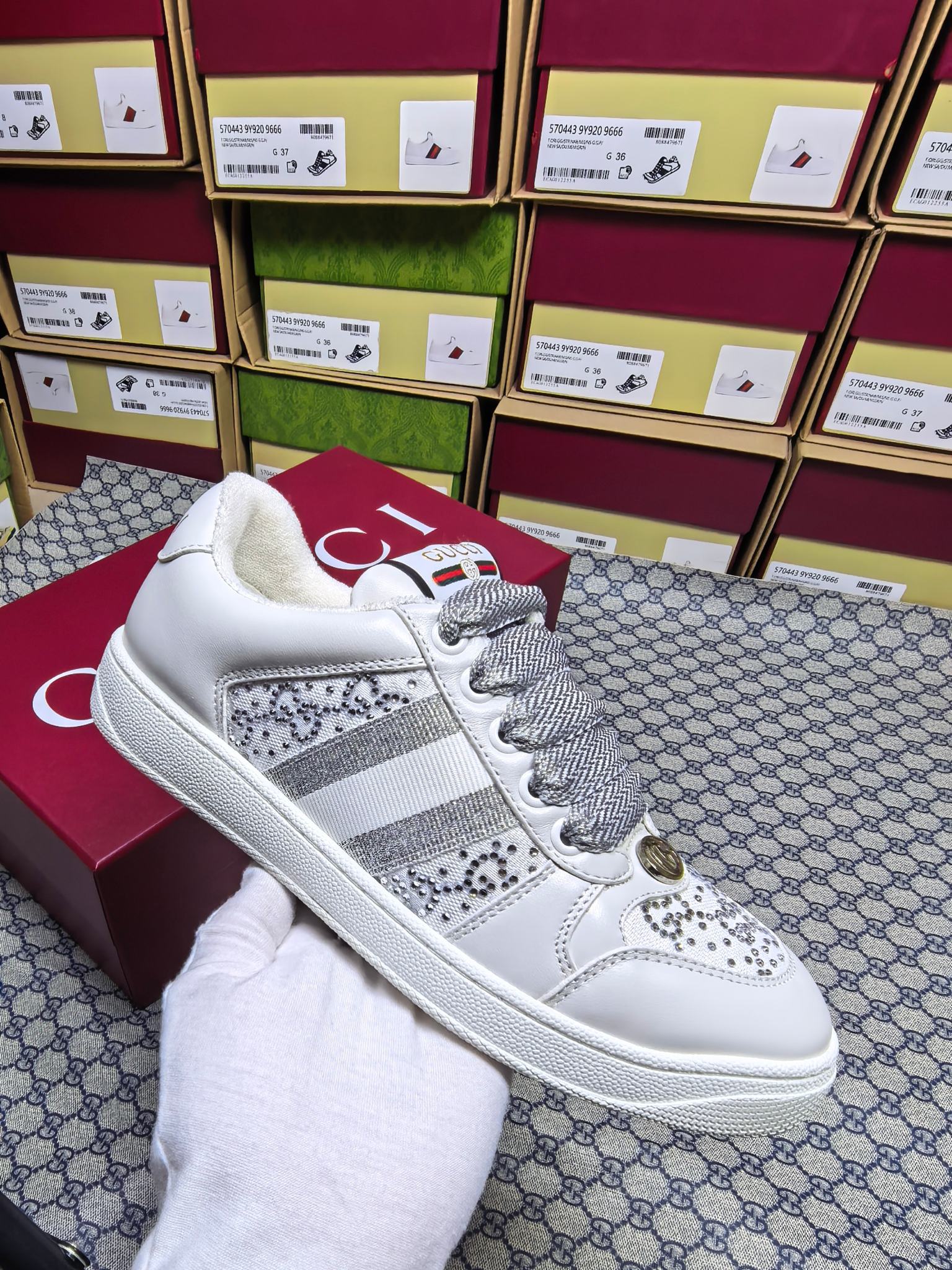 出厂价360 【高版本】GUCCI古驰休闲运动做旧小脏鞋
擦色牛皮面料，手工做旧效果！ 
原版毛巾布里，细腻柔软、舒适透气
私模钢印双色原版TPU大底(下层宽，上层窄) 区分市场不对版大底
面料、材质、大底，细节对比
SIZE: 34-41、38-45正码（女款34、41男款38、45定做不退不换）(女款色系男款需要定制男款色系女款要定做不退不换)