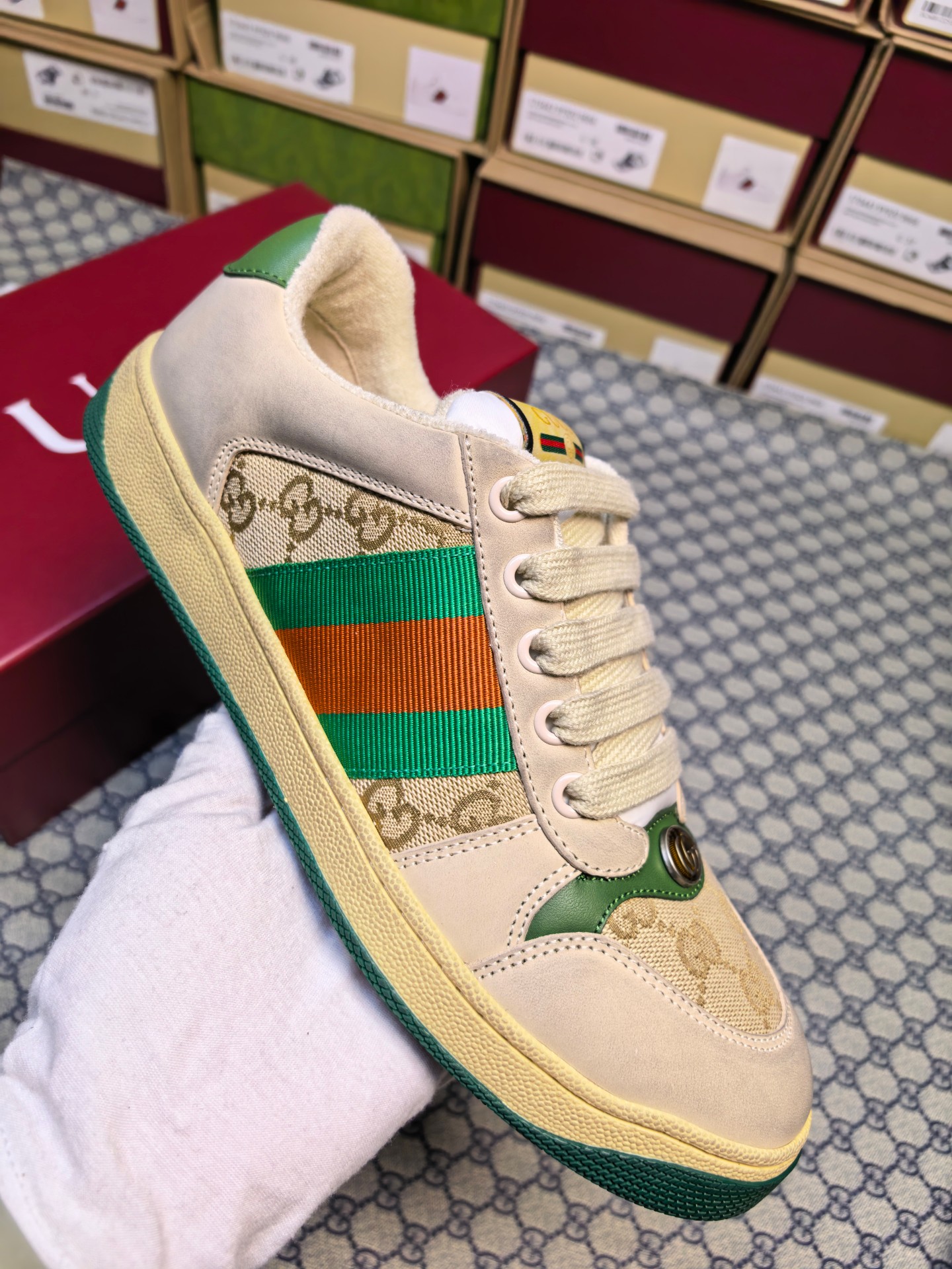 出厂价350 【高版本】GUCCI古驰休闲运动做旧小脏鞋
擦色牛皮面料，手工做旧效果！ 
原版毛巾布里，细腻柔软、舒适透气
私模钢印双色原版TPU大底(下层宽，上层窄) 区分市场不对版大底
面料、材质、大底，细节对比
SIZE: 34-41、38-45正码（女款34、41男款38、45定做不退不换）(女款色系男款需要定制男款色系女款要定做不退不换)