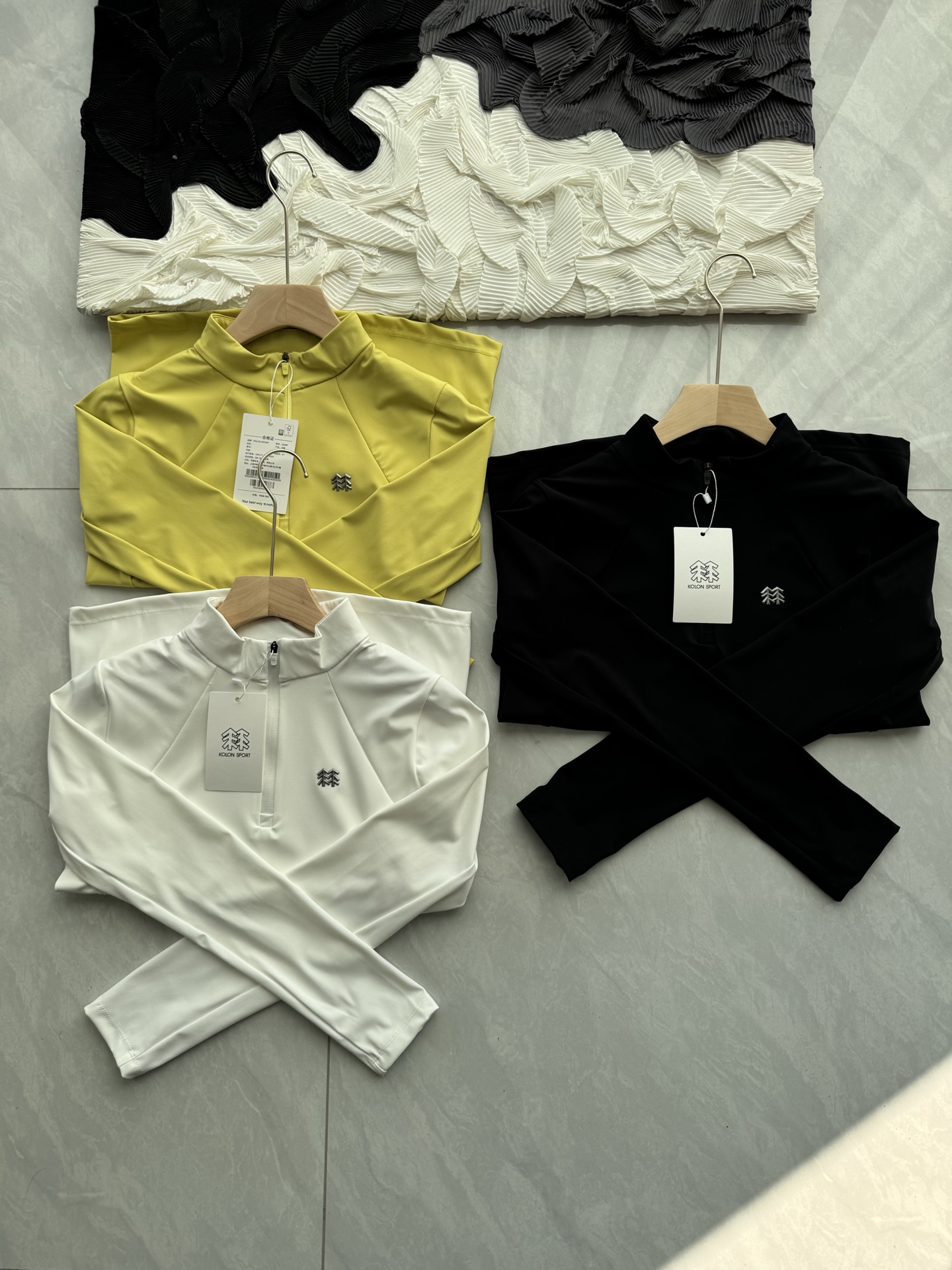 同图不同板,禁发平台版本,随意对比 💰215KOLON S💰ORT可隆运动露营登山收腰半拉链女士长袖T恤 全新
专业的户外黑科技面料和立体化的剪裁方式,真正玩户外的铁子肯定喜欢!!
官网在售七百五软妹币 月销300+ 贸易公司渠道订单 保留原版标牌,好穿不贵品质稳!
面料都是对版的,机能性抗菌微磨毛感高弹面料 ,这个面料可太好了 客💰定织定染的面料 接触过的基本都被种草了 穿着时吸收有身体散💰的热量不易往外流失 从而达到保暖的效果!
户外科技和实穿度来说,丝毫不逊色于鸟,立体裁剪很好的凸显曲线,弹力巨大而且抗皱不变形, 可外穿可打底!
四面高弹 张力很足 延展回弹不易松懈变形 ,这种料子穿洗很久还是原来的样子 很抗造!
贴身穿绒绒的 ,不管是外穿单穿还是作为内搭都特别合适!
版型是经典3d立体裁,也是我见过那么多半拉里最立体最修饰身材的!
真正契合身体结构的那种拼接设计,正肩半拉链小立领 微收腰合身fit剪裁,有足够松量但不是一般t那种宽松大直筒,收腰上身后显得人干练有型身材好 小肚腩啥的都给你藏住!
关于细节~
复古半拉链开襟立领,可自由调节开合幅度保持灵活,客💰常青树YKK拉链 顺滑耐用不卡槽!正肩剪裁利落有型,肩缝线大幅度前移,防磨舒适!顶部一圈有弹力人字纹包边,平滑防磨!拼缝线外移至低摩擦面,避免内侧缝线磨肤!
胸前常青树立体硅胶logo装饰,简约又有辨识度!
腰身两侧插片立体拼裁设计 不臃肿修饰身材很显瘦!