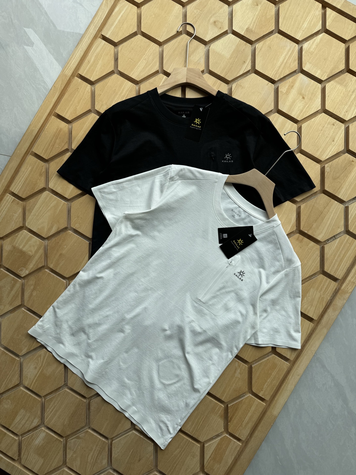 💰175包邮
凯乐石压胶半拉链口袋短袖 
🔹 运动商务两不误：半拉链设计，儒雅与活力并存！
🔹 黑科技加持：速干弹力面料+Polygiene抑菌处理，汗湿秒干无异味！
🔹 细节控必备：无缝压胶口袋、反光条设计，夜跑更安全！
🔹 舒适无拘束：M-3XL全尺码覆盖，200斤也能穿出型格！
👉 这个夏天，一件搞定通勤、登山、约会，点击入手你的专属清爽！”
颜色:黑色，白色 
尺码：M    L   XL     XXL 3XL
尺码推荐：
125斤内适合M          125–140斤适合L
140–160斤适合XL     160–180斤适合XXL
180–200斤适合3XL