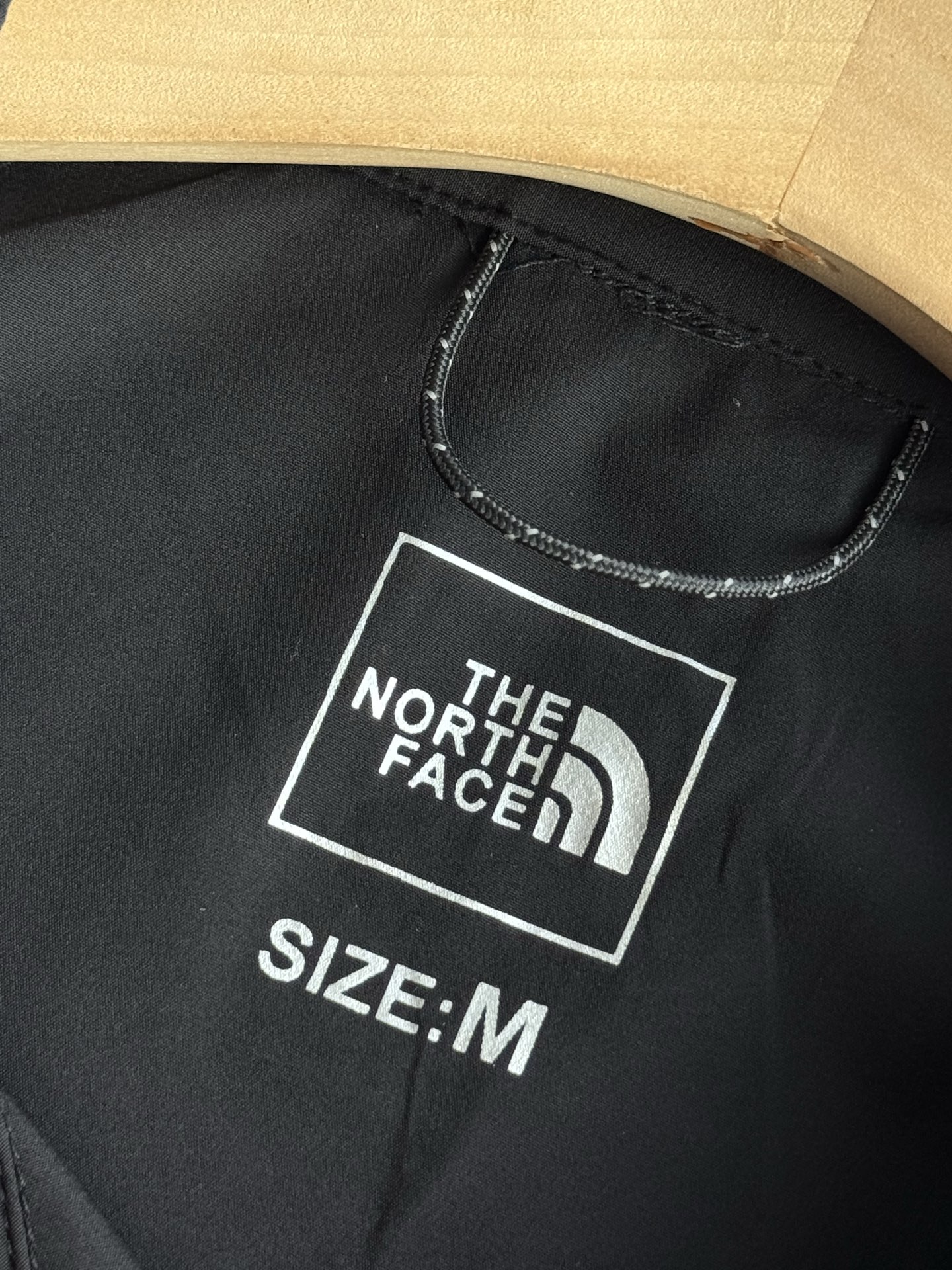 P120💰
北面2025夏季新款UPF70+防晒短袖衬衫|机能风设计·透气速干·1. 专业防晒:UPF70+高倍防晒科技,有效阻挡95%紫外线,远超国家标准(UPF60+),户外活动无惧暴晒。
2. 吸湿透气:采用DWR防泼水科技面料,结合FLASHDRY速干技术,快速排汗,保持干爽舒适。
3. 机能风设计:立体剪裁+可调节袖口/下摆,多口袋设计兼顾实用与潮流感,适合徒步、露营、城市通勤等多场景。
4. 轻量化便携:仅重约100g,可折叠收纳,夏季出行随身携带无负担。
5. 凉感科技:特殊面料触感冰凉,体感降温3-5℃,40℃高温下依旧清爽。
• 户外爱好者、旅行达人、日常通勤需防晒的上班族。
尺码表(M-2XL)
尺码 胸围(cm) 衣长(cm) 肩宽(cm) 建议体重(斤)
M 110 72 40 125
L 114 74 41 145
XL 11676 42 165
2XL120 78 43 185