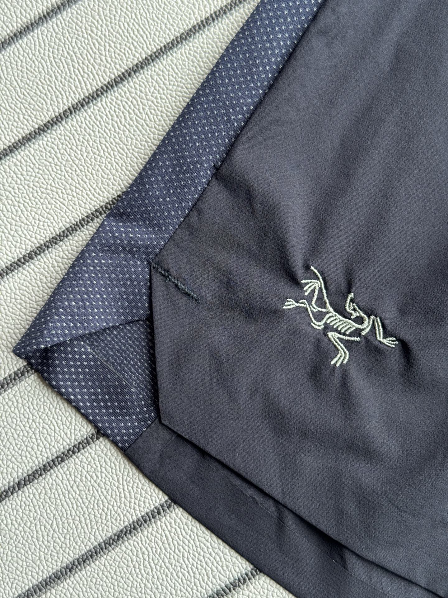 ARC’TERYX 始祖鸟夏季男子运动跑步健身速干运动短裤 始祖鸟科技面料运动休闲五分裤轻薄速干短裤休闲通勤机能短裤,裤脚压胶开叉设计. 品名:鸟三色运动短裤 颜色:黑色 藏青色 它是可以被定义为一条‘皮肤裤’,防晒抗撕裂,整条裤子包括腰部全带弹力, 让你切身体会到什么叫薄而不透,时刻保持干爽,清爽一夏的体验,都市机能轻量化弹力工装登山短裤, 采用F0双层编织,防泼水/透气/四面弹兼备的科技面料,让您在运动中获得舒适感. 面料拼接分区贴身设计,在需要的部位采用特殊面料,立体剪裁结构和胯部三角接片设计, 设计简洁的抽绳腰带调节器,背面两个口袋 采用功能面料,功能设计精心考究,人体工学剪裁,专为户外活动而设计. 腰围有拉绒涤纶里衬,吸湿排汗,手感轻便柔软! M腰围76,臀围110,裤长 46 穿130斤 L腰围80,臀围114,裤长48 穿150斤 XL腰围84,臀围118,裤长50 穿170斤 XXL腰围88,臀围121,裤长52 穿190斤 3XL腰围92,臀围126,裤长54 穿210斤