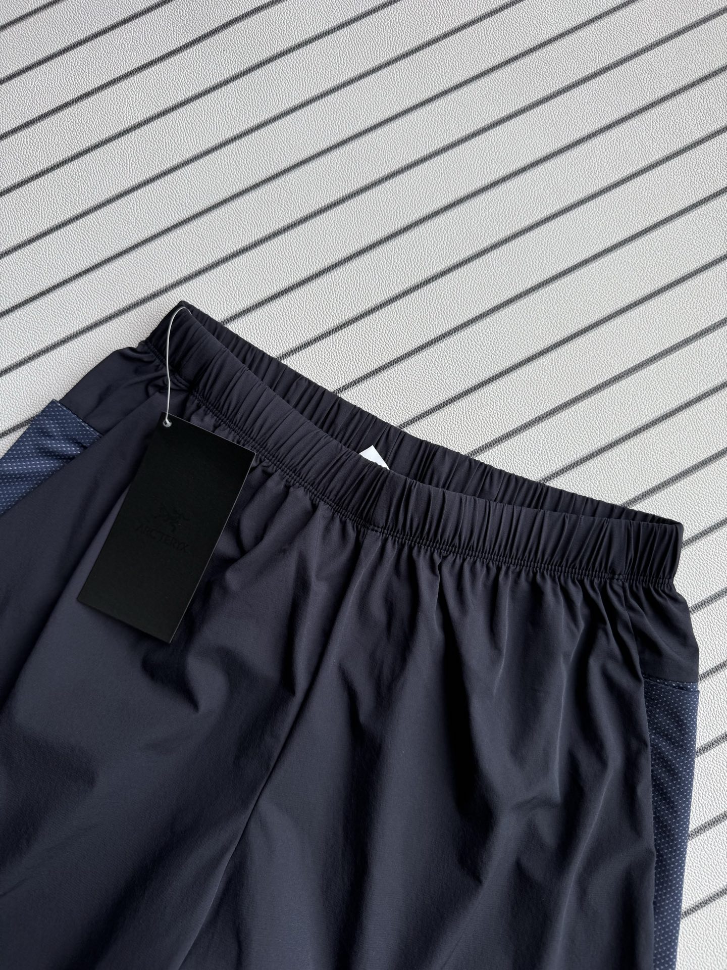 ARC’TERYX 始祖鸟夏季男子运动跑步健身速干运动短裤 始祖鸟科技面料运动休闲五分裤轻薄速干短裤休闲通勤机能短裤,裤脚压胶开叉设计. 品名:鸟三色运动短裤 颜色:黑色 藏青色 它是可以被定义为一条‘皮肤裤’,防晒抗撕裂,整条裤子包括腰部全带弹力, 让你切身体会到什么叫薄而不透,时刻保持干爽,清爽一夏的体验,都市机能轻量化弹力工装登山短裤, 采用F0双层编织,防泼水/透气/四面弹兼备的科技面料,让您在运动中获得舒适感. 面料拼接分区贴身设计,在需要的部位采用特殊面料,立体剪裁结构和胯部三角接片设计, 设计简洁的抽绳腰带调节器,背面两个口袋 采用功能面料,功能设计精心考究,人体工学剪裁,专为户外活动而设计. 腰围有拉绒涤纶里衬,吸湿排汗,手感轻便柔软! M腰围76,臀围110,裤长 46 穿130斤 L腰围80,臀围114,裤长48 穿150斤 XL腰围84,臀围118,裤长50 穿170斤 XXL腰围88,臀围121,裤长52 穿190斤 3XL腰围92,臀围126,裤长54 穿210斤