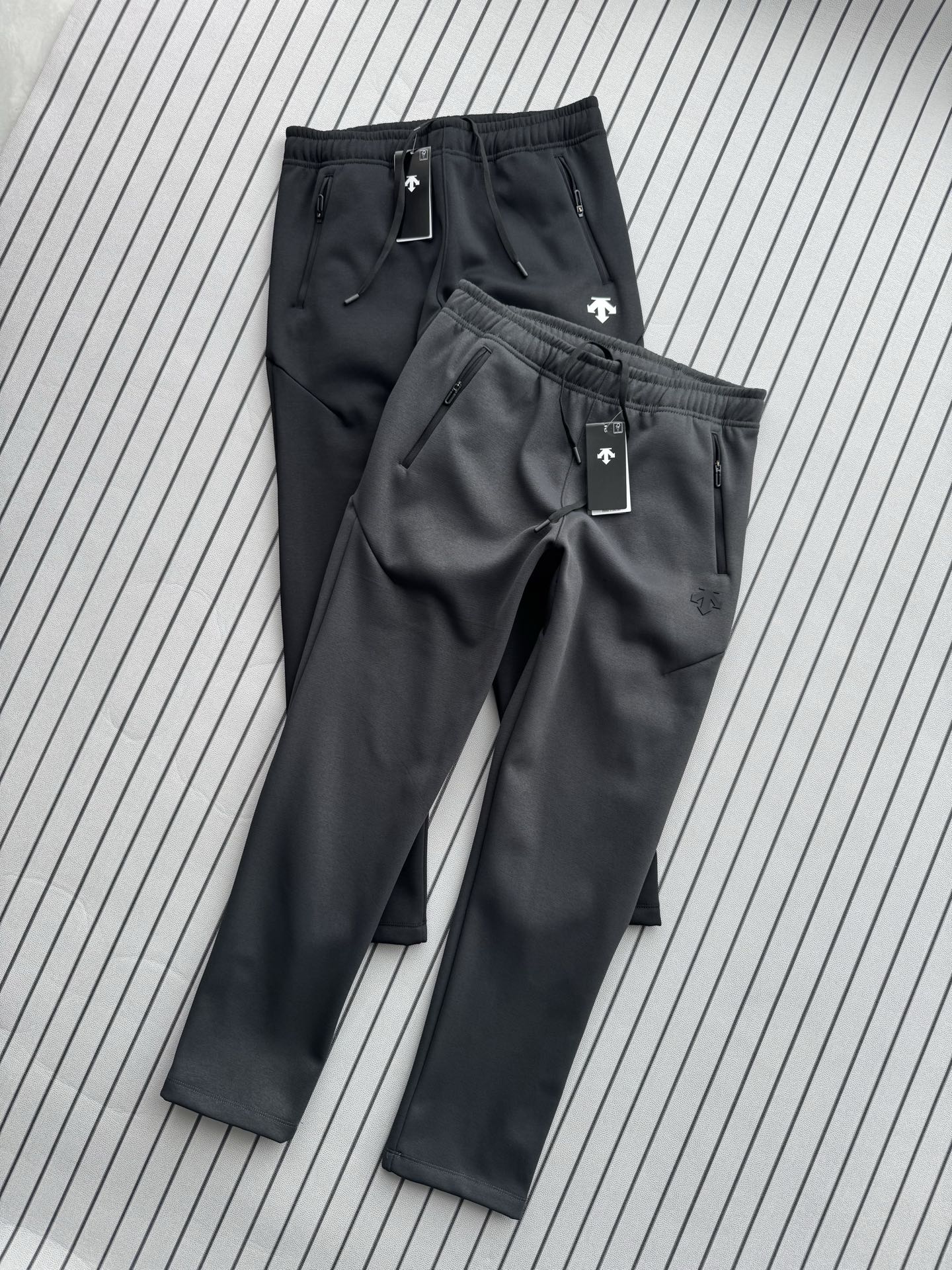 💰230
DESCENTE迪桑特TRAINING综训运动长裤,多场景全能装备
立体剪裁,干爽透气,这条梭织运动裤重新定义你的运动体验
无论健身训练还是日常通勤,迪桑特TRAINING综训系列运动长裤都能以出色性能满足你对运动装备的期待。采用创新梭织面料与人体工程学设计,这款长裤将功能性与时尚感完美结合。
透气速干面料:采用创新天丝亚麻梭织速干面料,面料柔软顺滑有弹力,透气性出色,能迅速排汗,保持身体干爽舒适。部分款式还具备UPF210+防晒功能,适合户外运动。
• 3D立体剪裁:采用符合人体工学的3D立裁拼接设计,裤身上身贴合曲线,关节处预留灵活空间,运动时无束缚感。PT ZERO运动版型后膝拼接设计增强灵活性,适合高强度训练。
• 实用设计细节:弹力松紧腰头内置抽绳,可自由调节腰围松紧。隐形拉链口袋方便收纳小物,硅胶LOGO提升品牌辨识度。部分款式裤脚采用略微收窄设计,修饰腿型不紧绷。
• 多场景适配:修身剪裁与经典配色(黑、藏青、灰等)满足健身房训练、户外运动及日常通勤多种场景需求。垂感面料挺括有型,运动后可直接通勤,无需更换。
颜色:黑色,灰色
尺码M-2XL
尺码 腰围(cm) 臀围(cm) 裤长(cm) 建议体重范围
M 76 106 97 110-130斤
L 80 110 98 130-150斤
XL 84 114 99 150-175斤
2XL 88 118 100 170-190斤