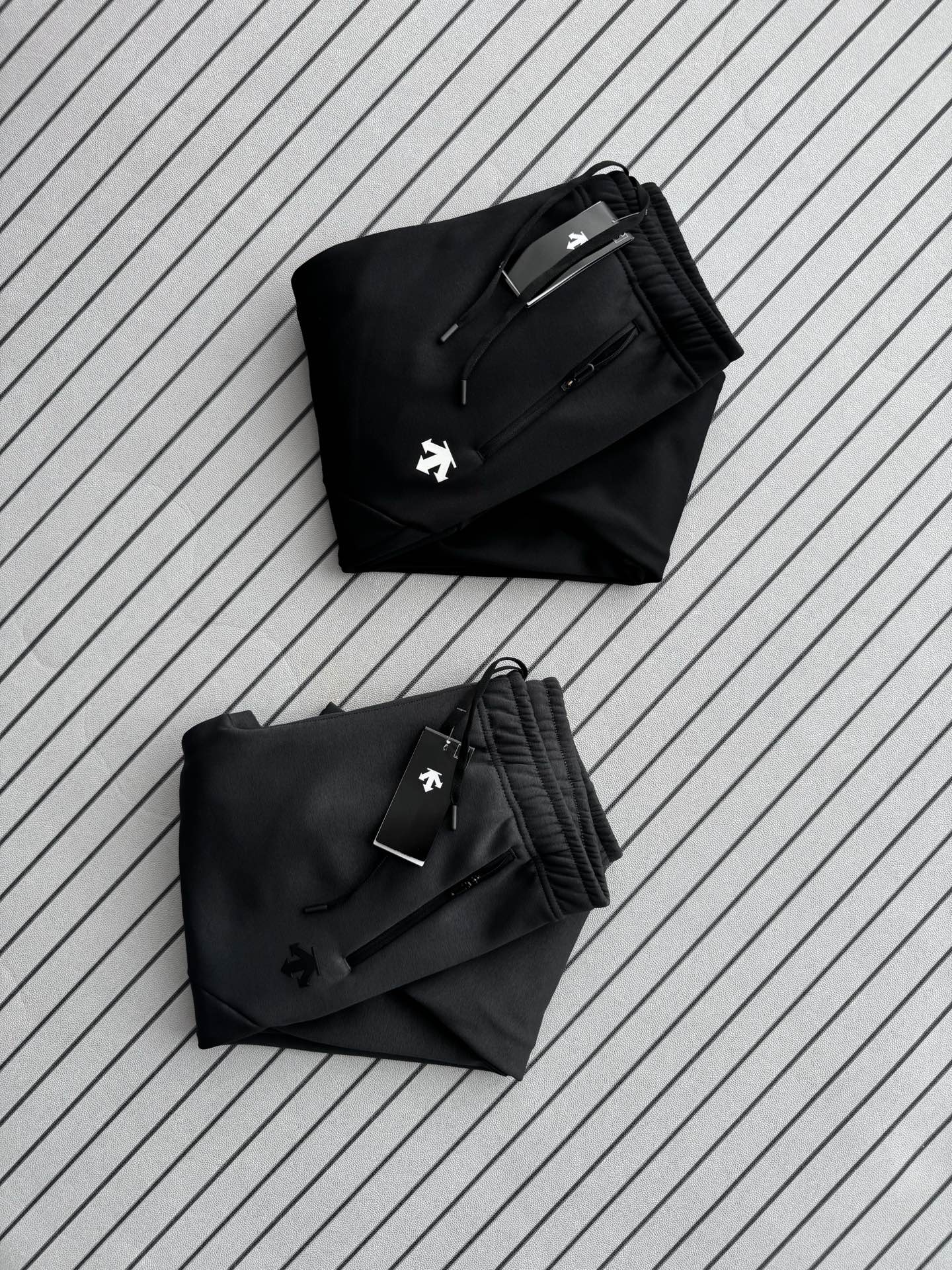 💰230
DESCENTE迪桑特TRAINING综训运动长裤,多场景全能装备
立体剪裁,干爽透气,这条梭织运动裤重新定义你的运动体验
无论健身训练还是日常通勤,迪桑特TRAINING综训系列运动长裤都能以出色性能满足你对运动装备的期待。采用创新梭织面料与人体工程学设计,这款长裤将功能性与时尚感完美结合。
透气速干面料:采用创新天丝亚麻梭织速干面料,面料柔软顺滑有弹力,透气性出色,能迅速排汗,保持身体干爽舒适。部分款式还具备UPF210+防晒功能,适合户外运动。
• 3D立体剪裁:采用符合人体工学的3D立裁拼接设计,裤身上身贴合曲线,关节处预留灵活空间,运动时无束缚感。PT ZERO运动版型后膝拼接设计增强灵活性,适合高强度训练。
• 实用设计细节:弹力松紧腰头内置抽绳,可自由调节腰围松紧。隐形拉链口袋方便收纳小物,硅胶LOGO提升品牌辨识度。部分款式裤脚采用略微收窄设计,修饰腿型不紧绷。
• 多场景适配:修身剪裁与经典配色(黑、藏青、灰等)满足健身房训练、户外运动及日常通勤多种场景需求。垂感面料挺括有型,运动后可直接通勤,无需更换。
颜色:黑色,灰色
尺码M-2XL
尺码 腰围(cm) 臀围(cm) 裤长(cm) 建议体重范围
M 76 106 97 110-130斤
L 80 110 98 130-150斤
XL 84 114 99 150-175斤
2XL 88 118 100 170-190斤