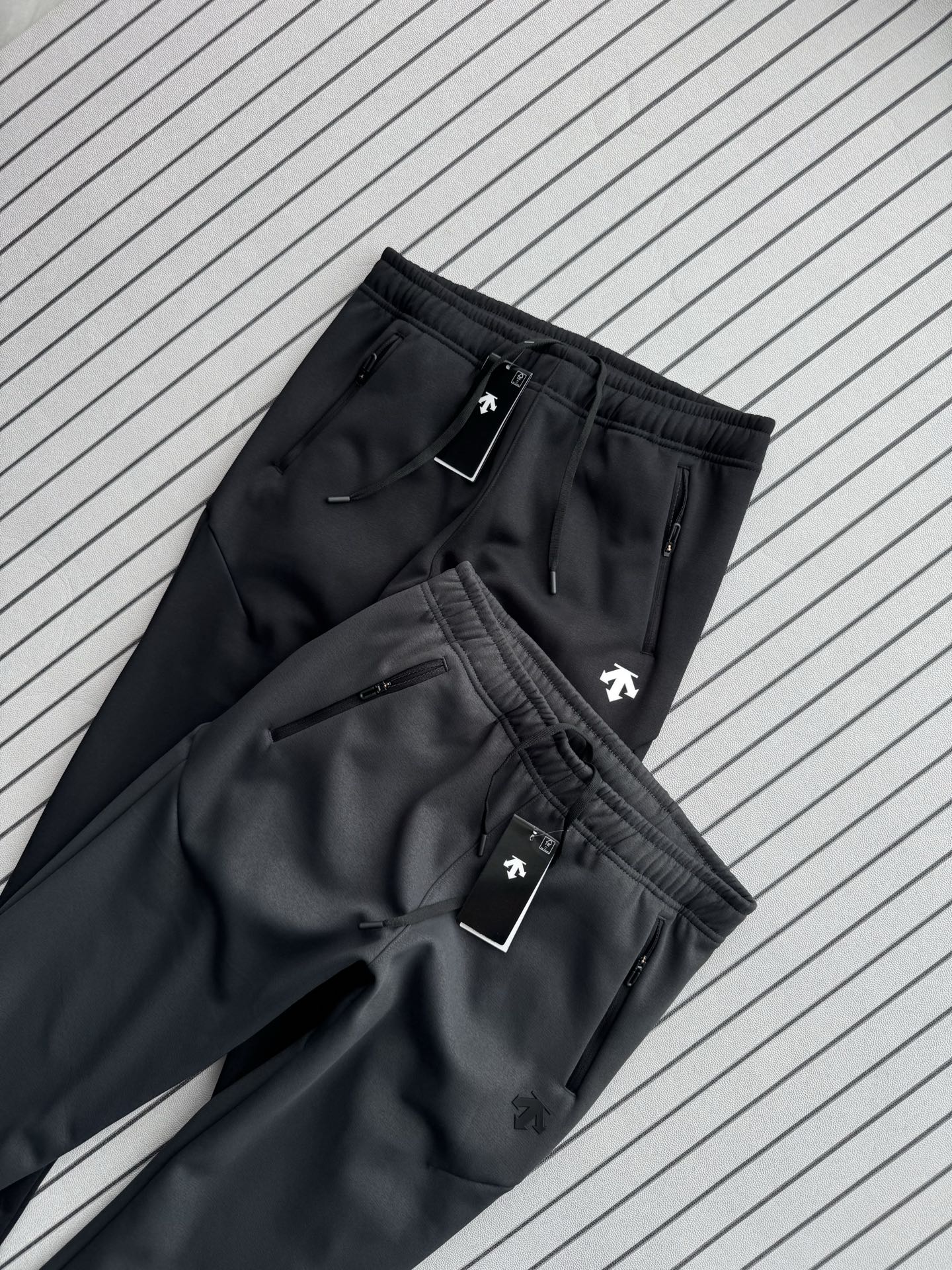 💰230
DESCENTE迪桑特TRAINING综训运动长裤,多场景全能装备
立体剪裁,干爽透气,这条梭织运动裤重新定义你的运动体验
无论健身训练还是日常通勤,迪桑特TRAINING综训系列运动长裤都能以出色性能满足你对运动装备的期待。采用创新梭织面料与人体工程学设计,这款长裤将功能性与时尚感完美结合。
透气速干面料:采用创新天丝亚麻梭织速干面料,面料柔软顺滑有弹力,透气性出色,能迅速排汗,保持身体干爽舒适。部分款式还具备UPF210+防晒功能,适合户外运动。
• 3D立体剪裁:采用符合人体工学的3D立裁拼接设计,裤身上身贴合曲线,关节处预留灵活空间,运动时无束缚感。PT ZERO运动版型后膝拼接设计增强灵活性,适合高强度训练。
• 实用设计细节:弹力松紧腰头内置抽绳,可自由调节腰围松紧。隐形拉链口袋方便收纳小物,硅胶LOGO提升品牌辨识度。部分款式裤脚采用略微收窄设计,修饰腿型不紧绷。
• 多场景适配:修身剪裁与经典配色(黑、藏青、灰等)满足健身房训练、户外运动及日常通勤多种场景需求。垂感面料挺括有型,运动后可直接通勤,无需更换。
颜色:黑色,灰色
尺码M-2XL
尺码 腰围(cm) 臀围(cm) 裤长(cm) 建议体重范围
M 76 106 97 110-130斤
L 80 110 98 130-150斤
XL 84 114 99 150-175斤
2XL 88 118 100 170-190斤