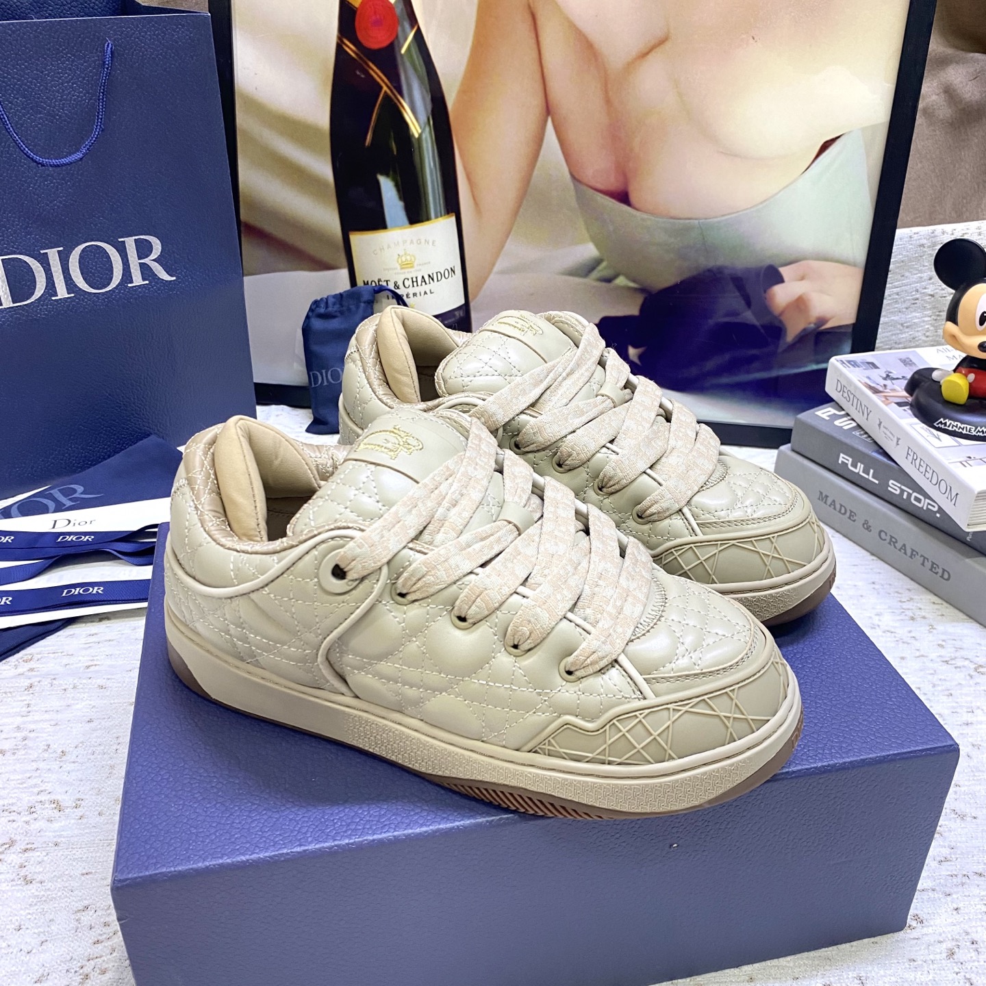 DIOR迪奥 男装板鞋B9S 面包鞋
	
B9S 滑板运动鞋的灵感源自滑板元素和品牌的高级时装风格。
以Cannage Kumo 藤格纹图案缎制成，为此经典主题图案带来绗缝风格。
配以软垫鞋舌和科技帆布承托袜套，提供最佳舒适感。
Dior 标志缀饰鞋跟和鞋舌，正面则缀以 Cannage 藤格纹图案同色系橡胶镶片。
	这款滑板运动鞋的橡胶鞋底镌刻了渐变 Dior Oblique 主题图案 可为任何造型增添点缀
码数：39-45 
