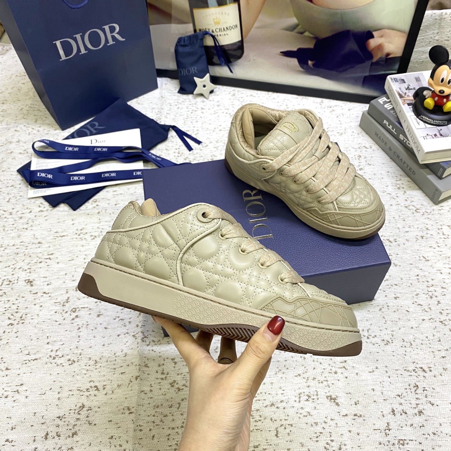 DIOR迪奥 男装板鞋B9S 面包鞋
	
B9S 滑板运动鞋的灵感源自滑板元素和品牌的高级时装风格。
以Cannage Kumo 藤格纹图案缎制成，为此经典主题图案带来绗缝风格。
配以软垫鞋舌和科技帆布承托袜套，提供最佳舒适感。
Dior 标志缀饰鞋跟和鞋舌，正面则缀以 Cannage 藤格纹图案同色系橡胶镶片。
	这款滑板运动鞋的橡胶鞋底镌刻了渐变 Dior Oblique 主题图案 可为任何造型增添点缀
码数：39-45 