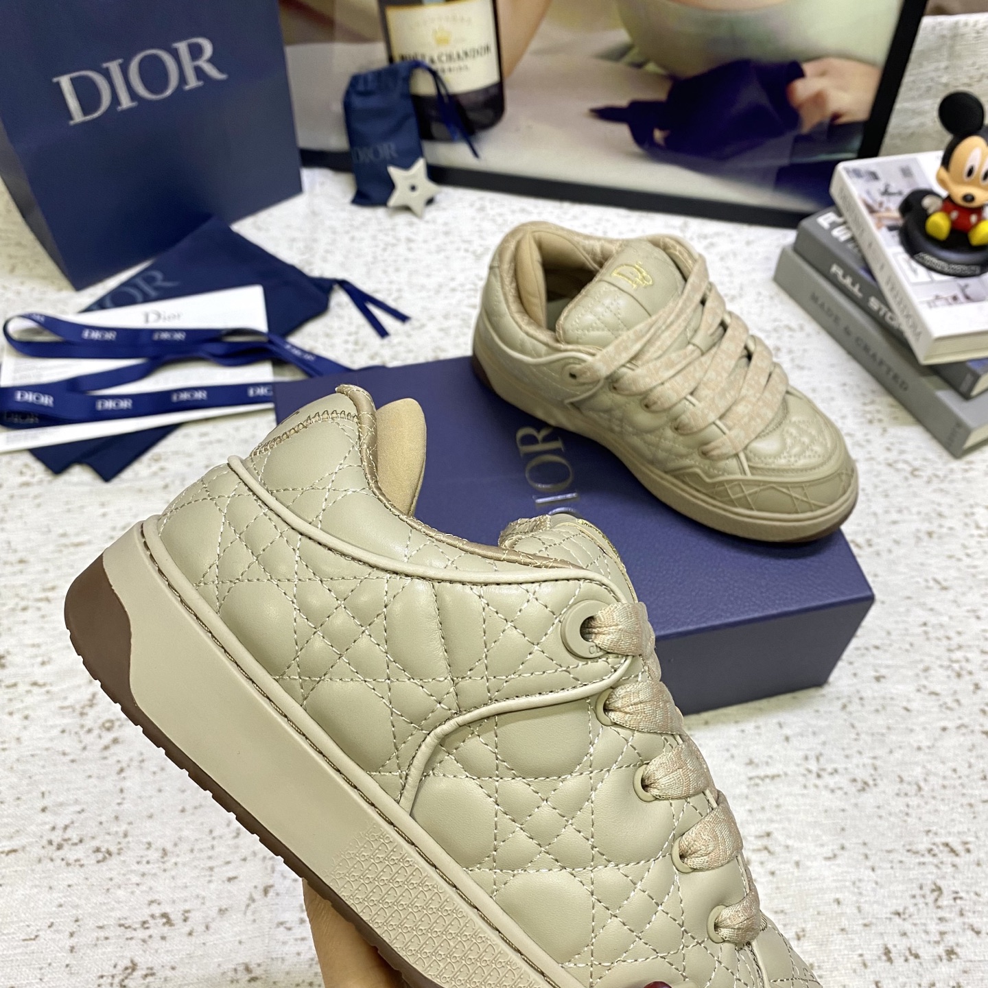 DIOR迪奥 男装板鞋B9S 面包鞋
	
B9S 滑板运动鞋的灵感源自滑板元素和品牌的高级时装风格。
以Cannage Kumo 藤格纹图案缎制成，为此经典主题图案带来绗缝风格。
配以软垫鞋舌和科技帆布承托袜套，提供最佳舒适感。
Dior 标志缀饰鞋跟和鞋舌，正面则缀以 Cannage 藤格纹图案同色系橡胶镶片。
	这款滑板运动鞋的橡胶鞋底镌刻了渐变 Dior Oblique 主题图案 可为任何造型增添点缀
码数：39-45 