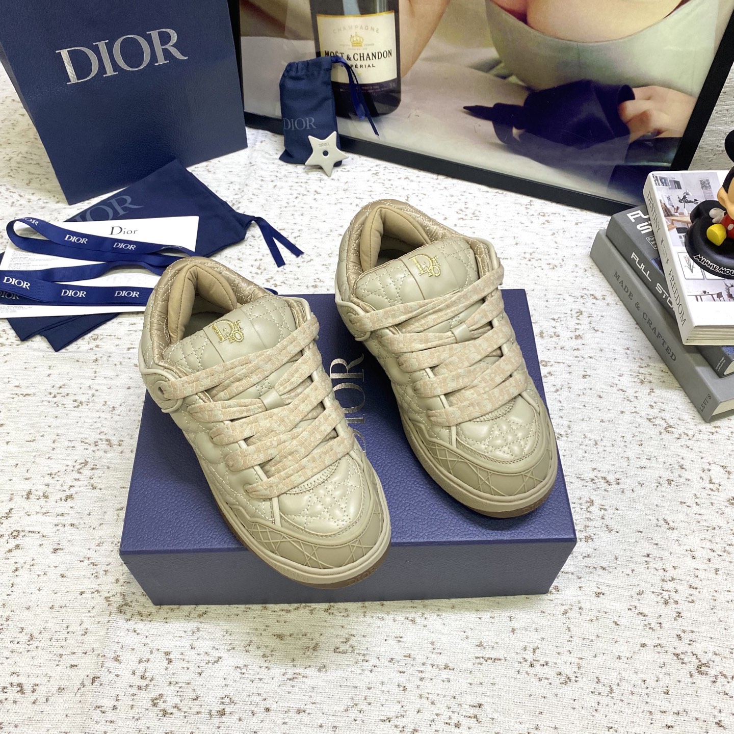 DIOR迪奥 男装板鞋B9S 面包鞋
	
B9S 滑板运动鞋的灵感源自滑板元素和品牌的高级时装风格。
以Cannage Kumo 藤格纹图案缎制成，为此经典主题图案带来绗缝风格。
配以软垫鞋舌和科技帆布承托袜套，提供最佳舒适感。
Dior 标志缀饰鞋跟和鞋舌，正面则缀以 Cannage 藤格纹图案同色系橡胶镶片。
	这款滑板运动鞋的橡胶鞋底镌刻了渐变 Dior Oblique 主题图案 可为任何造型增添点缀
码数：39-45 