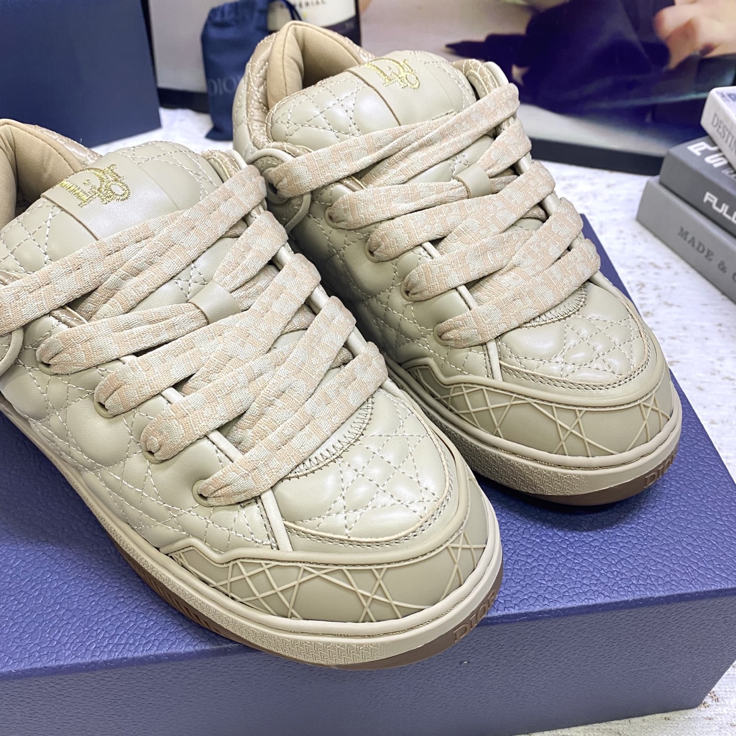 DIOR迪奥 男装板鞋B9S 面包鞋
	
B9S 滑板运动鞋的灵感源自滑板元素和品牌的高级时装风格。
以Cannage Kumo 藤格纹图案缎制成，为此经典主题图案带来绗缝风格。
配以软垫鞋舌和科技帆布承托袜套，提供最佳舒适感。
Dior 标志缀饰鞋跟和鞋舌，正面则缀以 Cannage 藤格纹图案同色系橡胶镶片。
	这款滑板运动鞋的橡胶鞋底镌刻了渐变 Dior Oblique 主题图案 可为任何造型增添点缀
码数：39-45 