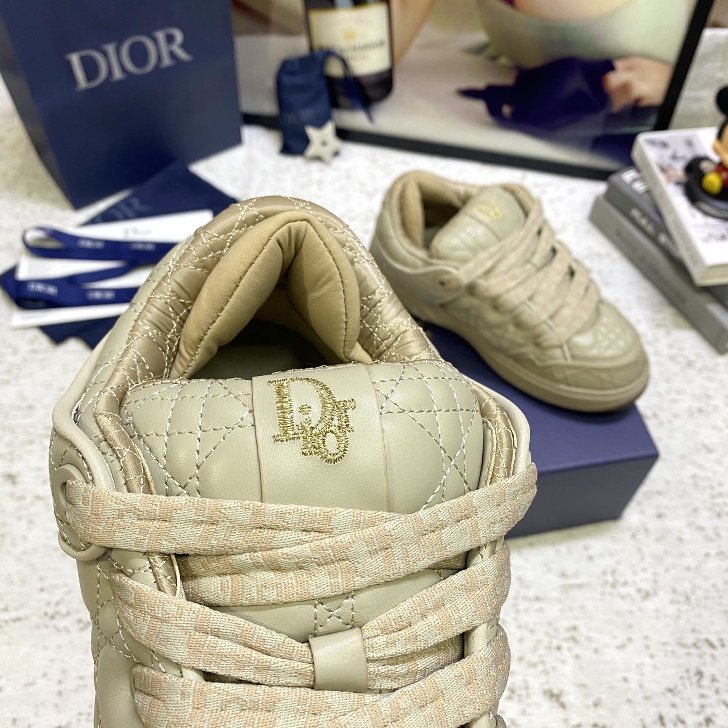 DIOR迪奥 男装板鞋B9S 面包鞋
	
B9S 滑板运动鞋的灵感源自滑板元素和品牌的高级时装风格。
以Cannage Kumo 藤格纹图案缎制成，为此经典主题图案带来绗缝风格。
配以软垫鞋舌和科技帆布承托袜套，提供最佳舒适感。
Dior 标志缀饰鞋跟和鞋舌，正面则缀以 Cannage 藤格纹图案同色系橡胶镶片。
	这款滑板运动鞋的橡胶鞋底镌刻了渐变 Dior Oblique 主题图案 可为任何造型增添点缀
码数：39-45 