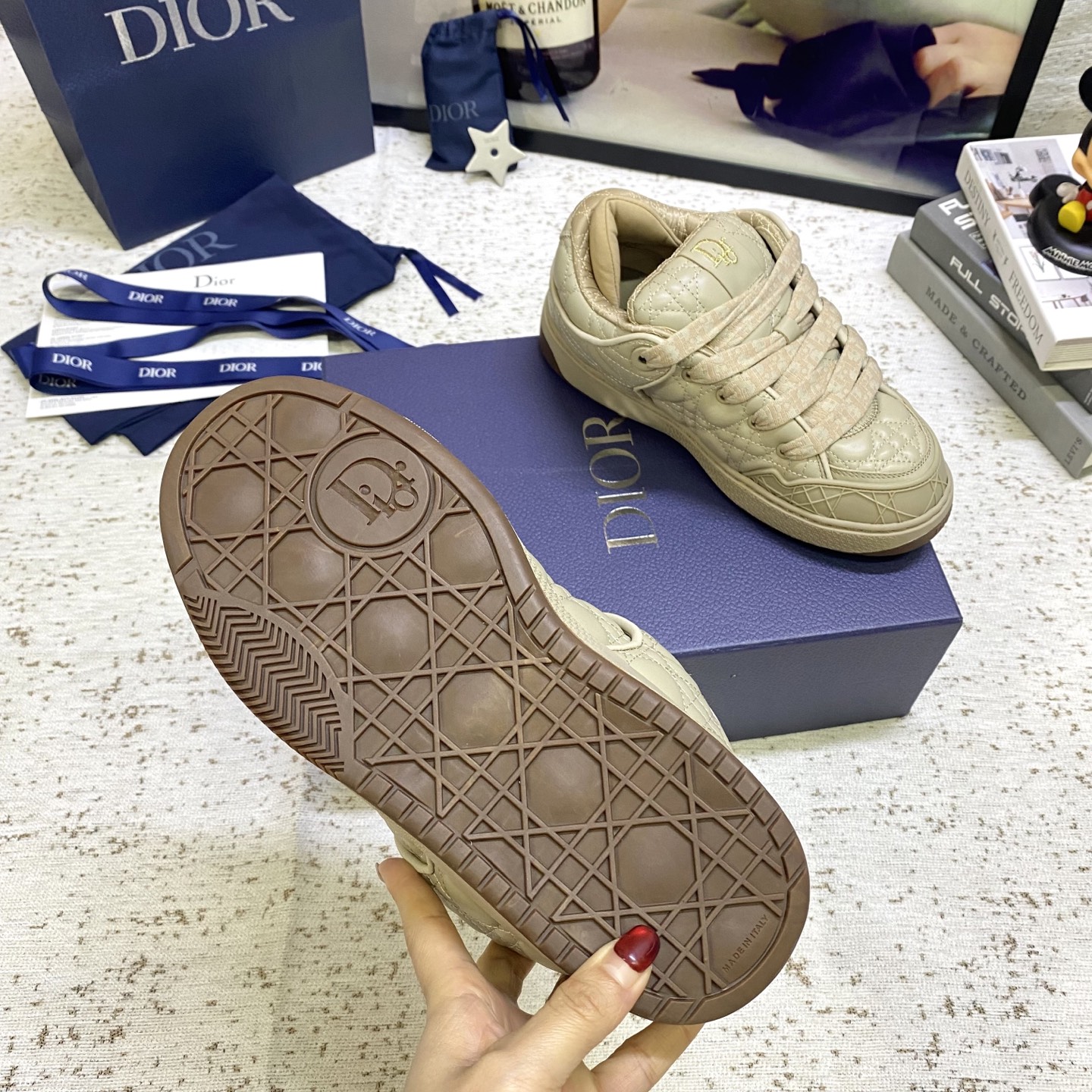 DIOR迪奥 男装板鞋B9S 面包鞋
	
B9S 滑板运动鞋的灵感源自滑板元素和品牌的高级时装风格。
以Cannage Kumo 藤格纹图案缎制成，为此经典主题图案带来绗缝风格。
配以软垫鞋舌和科技帆布承托袜套，提供最佳舒适感。
Dior 标志缀饰鞋跟和鞋舌，正面则缀以 Cannage 藤格纹图案同色系橡胶镶片。
	这款滑板运动鞋的橡胶鞋底镌刻了渐变 Dior Oblique 主题图案 可为任何造型增添点缀
码数：39-45 