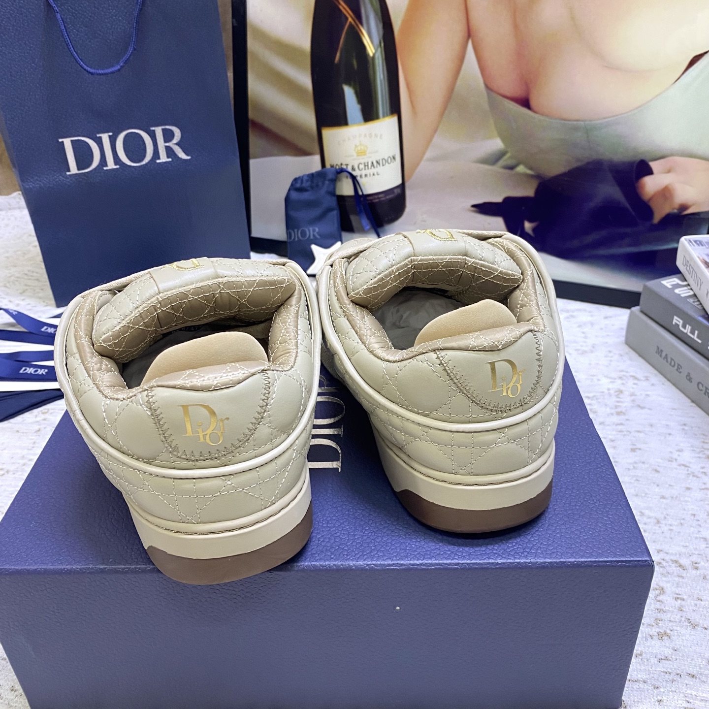 DIOR迪奥 男装板鞋B9S 面包鞋
	
B9S 滑板运动鞋的灵感源自滑板元素和品牌的高级时装风格。
以Cannage Kumo 藤格纹图案缎制成，为此经典主题图案带来绗缝风格。
配以软垫鞋舌和科技帆布承托袜套，提供最佳舒适感。
Dior 标志缀饰鞋跟和鞋舌，正面则缀以 Cannage 藤格纹图案同色系橡胶镶片。
	这款滑板运动鞋的橡胶鞋底镌刻了渐变 Dior Oblique 主题图案 可为任何造型增添点缀
码数：39-45 
