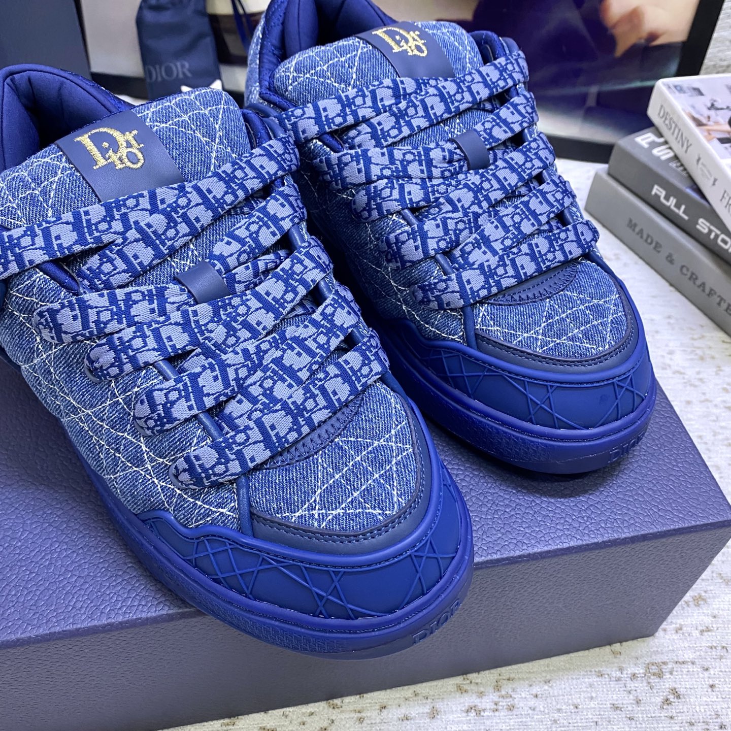 DIOR迪奥 男装板鞋B9S 面包鞋
	
B9S 滑板运动鞋的灵感源自滑板元素和品牌的高级时装风格。
以Cannage Kumo 藤格纹图案缎制成，为此经典主题图案带来绗缝风格。
配以软垫鞋舌和科技帆布承托袜套，提供最佳舒适感。
Dior 标志缀饰鞋跟和鞋舌，正面则缀以 Cannage 藤格纹图案同色系橡胶镶片。
	这款滑板运动鞋的橡胶鞋底镌刻了渐变 Dior Oblique 主题图案 可为任何造型增添点缀
码数：39-45