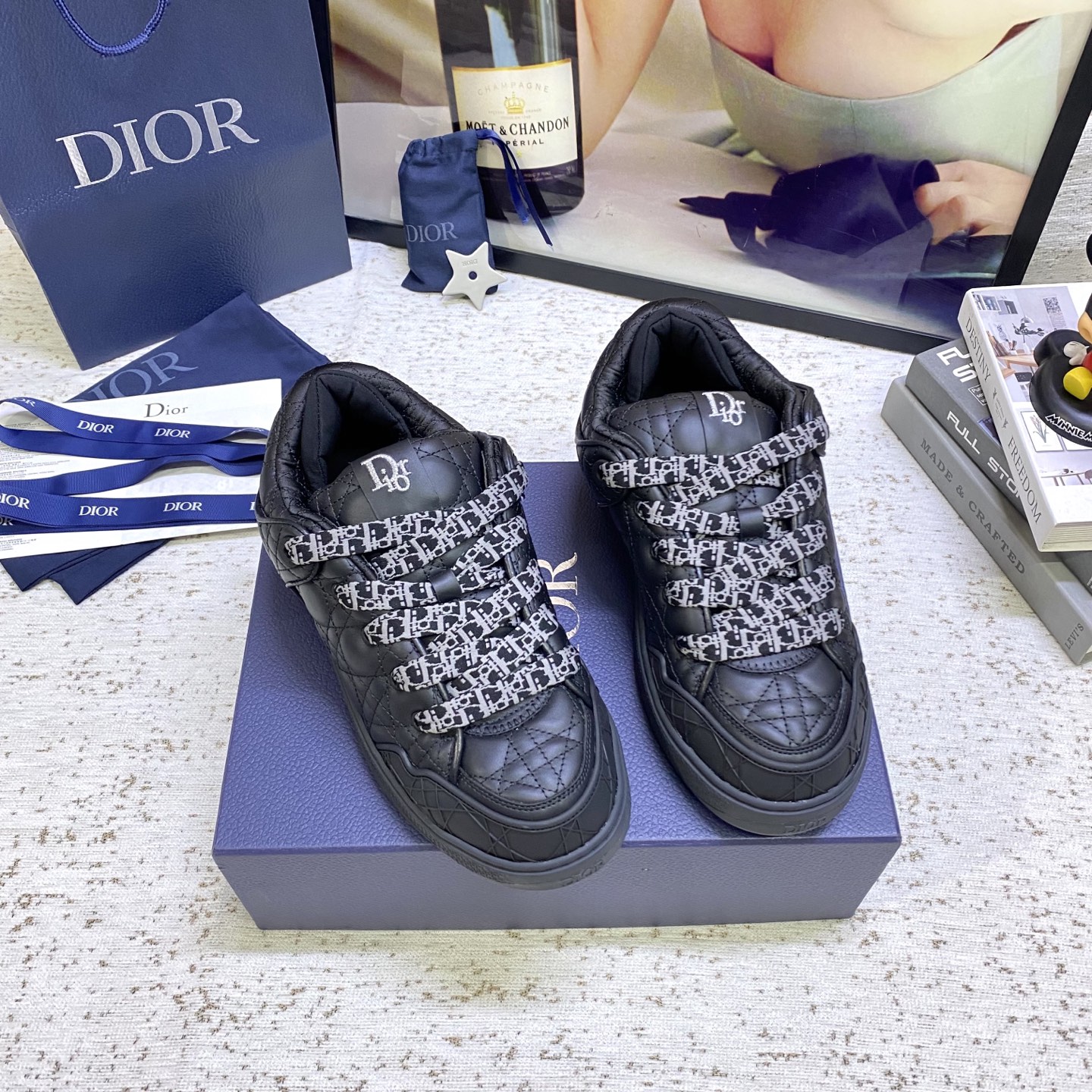 DIOR迪奥 男装板鞋B9S 面包鞋
	
B9S 滑板运动鞋的灵感源自滑板元素和品牌的高级时装风格。
以Cannage Kumo 藤格纹图案缎制成，为此经典主题图案带来绗缝风格。
配以软垫鞋舌和科技帆布承托袜套，提供最佳舒适感。
Dior 标志缀饰鞋跟和鞋舌，正面则缀以 Cannage 藤格纹图案同色系橡胶镶片。
	这款滑板运动鞋的橡胶鞋底镌刻了渐变 Dior Oblique 主题图案 可为任何造型增添点缀
码数：39-45