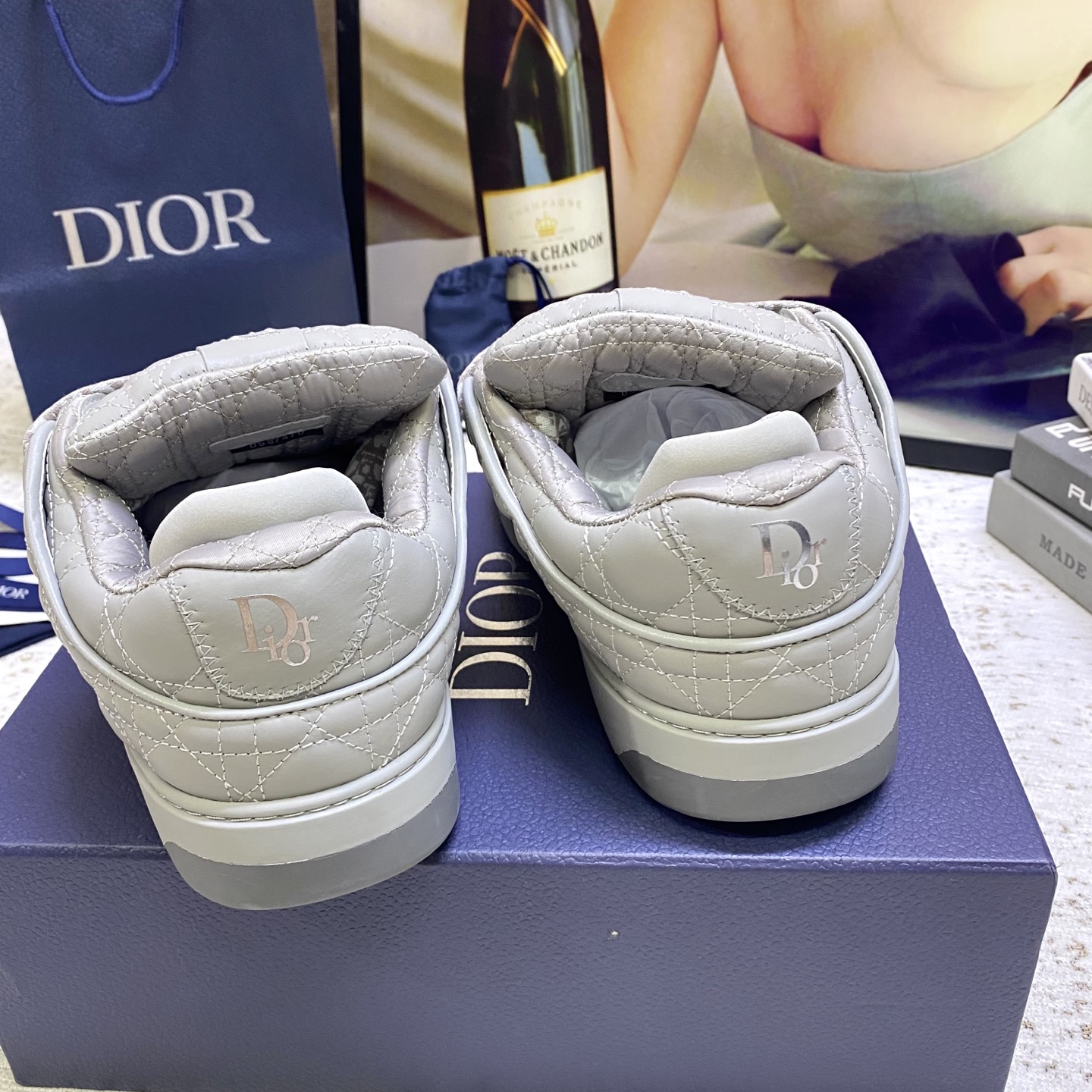 DIOR迪奥 男装板鞋B9S 面包鞋
	
B9S 滑板运动鞋的灵感源自滑板元素和品牌的高级时装风格。
以Cannage Kumo 藤格纹图案缎制成，为此经典主题图案带来绗缝风格。
配以软垫鞋舌和科技帆布承托袜套，提供最佳舒适感。
Dior 标志缀饰鞋跟和鞋舌，正面则缀以 Cannage 藤格纹图案同色系橡胶镶片。
	这款滑板运动鞋的橡胶鞋底镌刻了渐变 Dior Oblique 主题图案 可为任何造型增添点缀
码数：39-45