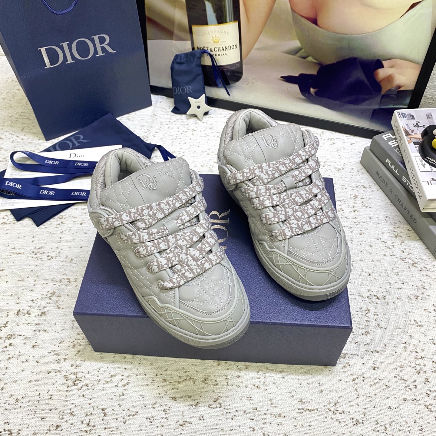 DIOR迪奥 男装板鞋B9S 面包鞋
	
B9S 滑板运动鞋的灵感源自滑板元素和品牌的高级时装风格。
以Cannage Kumo 藤格纹图案缎制成，为此经典主题图案带来绗缝风格。
配以软垫鞋舌和科技帆布承托袜套，提供最佳舒适感。
Dior 标志缀饰鞋跟和鞋舌，正面则缀以 Cannage 藤格纹图案同色系橡胶镶片。
	这款滑板运动鞋的橡胶鞋底镌刻了渐变 Dior Oblique 主题图案 可为任何造型增添点缀
码数：39-45