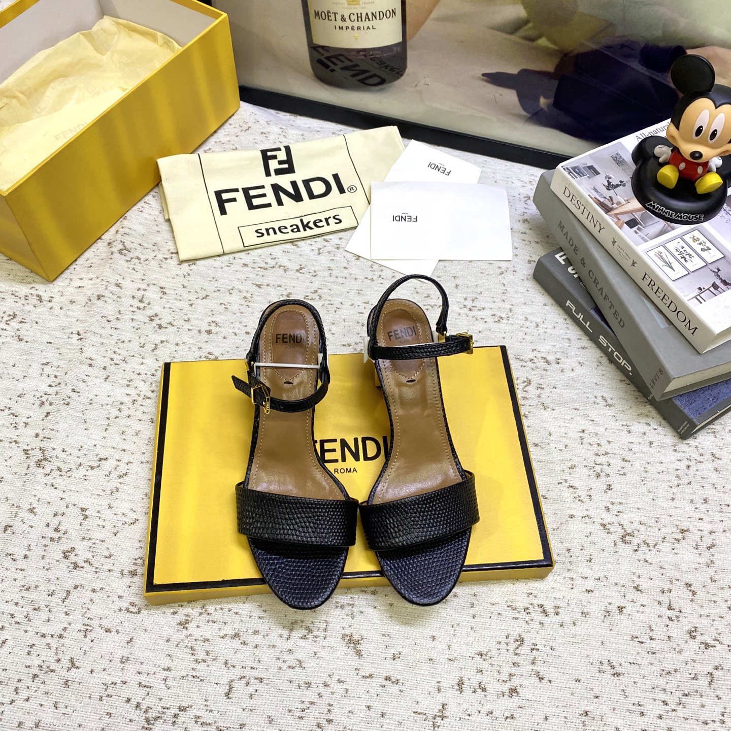 NO:250126,FEND1 catwalk style, Delfina round-toe sandals, exclusive top-notch supply!  The ceiling in the item is full of high-end feeling, and whether it is worn with skirts or trousers, it reveals a high-end and atmospheric temperament!  Invincible texture The upper is made of classic presbyterian FF letters, water-dyed cowhide feet and inner lining, and the shoe trip strap is decorated with FF letter buckle (lazy gospel, you can directly remove this button without buckle shoe trip buckle) Original genuine leather cowhide sole, the heel is decorated with engraved details and gold metal FF pattern. Full set of genuine packaging Heel height 6.5cm Size: 35-40 (customized for 41, 42, 43), sandals, fendi, sandals, skirts, cowhide19860909FEND1 走秀款,Delfina圆头凉鞋,独家顶级货源！ 单品中的天花板,高级感满满,无论搭裙子还是裤装都透露出高级、大气的气质！无敌质感 鞋面选用FF字母经典老花,水染牛皮垫脚和内里,鞋绊带饰有FF字母扣（懒人福音,穿脱可以直接卸下这个扣子不用扣鞋绊扣眼） 原版真皮牛皮大底,鞋跟饰有镂刻细节和金色金属FF图案.全套正品包装 跟高6.5cm 码数size: 35-40（41、42、43定做）,凉鞋,fendi,sandals,skirts,cowhide,Women's Shoes