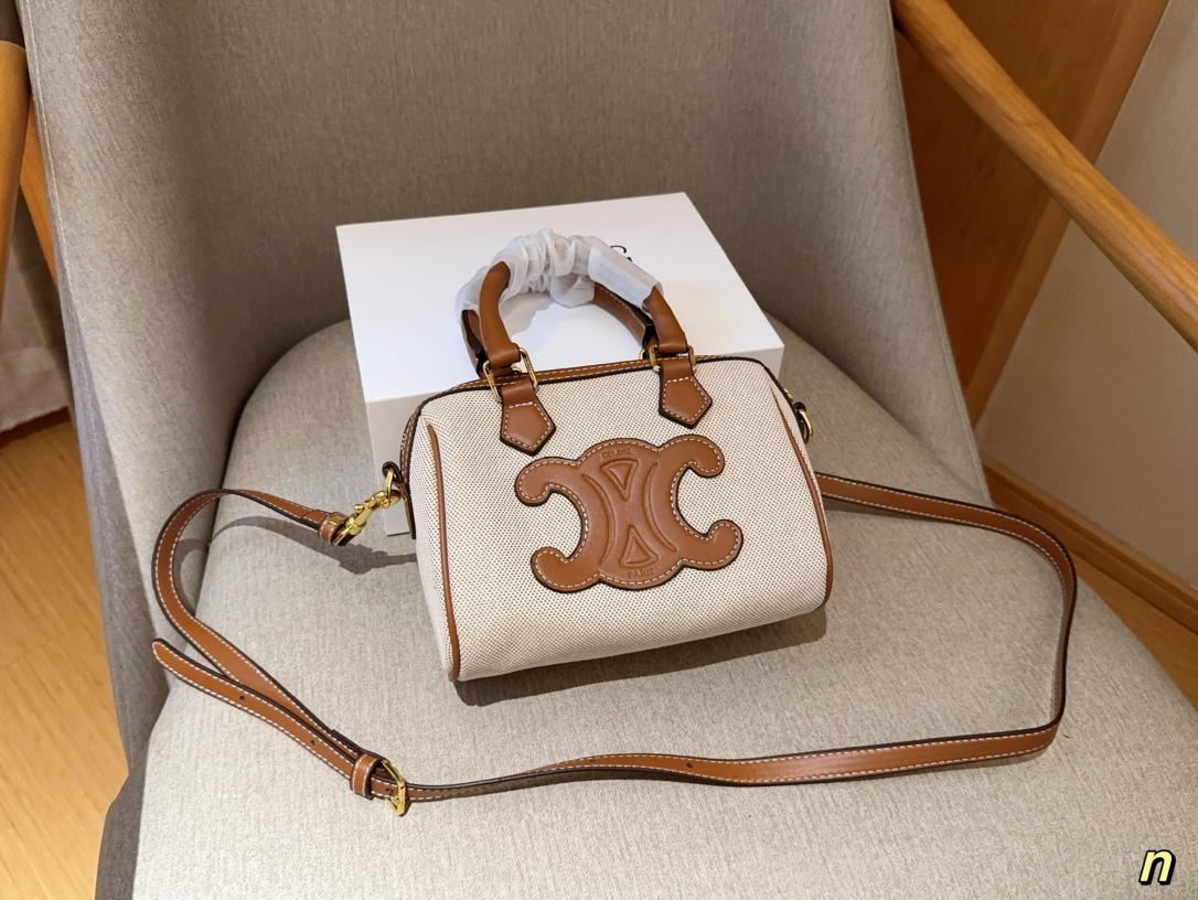 💰300 赛琳Celine 帆布波士顿枕头包 尺寸19×14×9 礼盒包装🎁