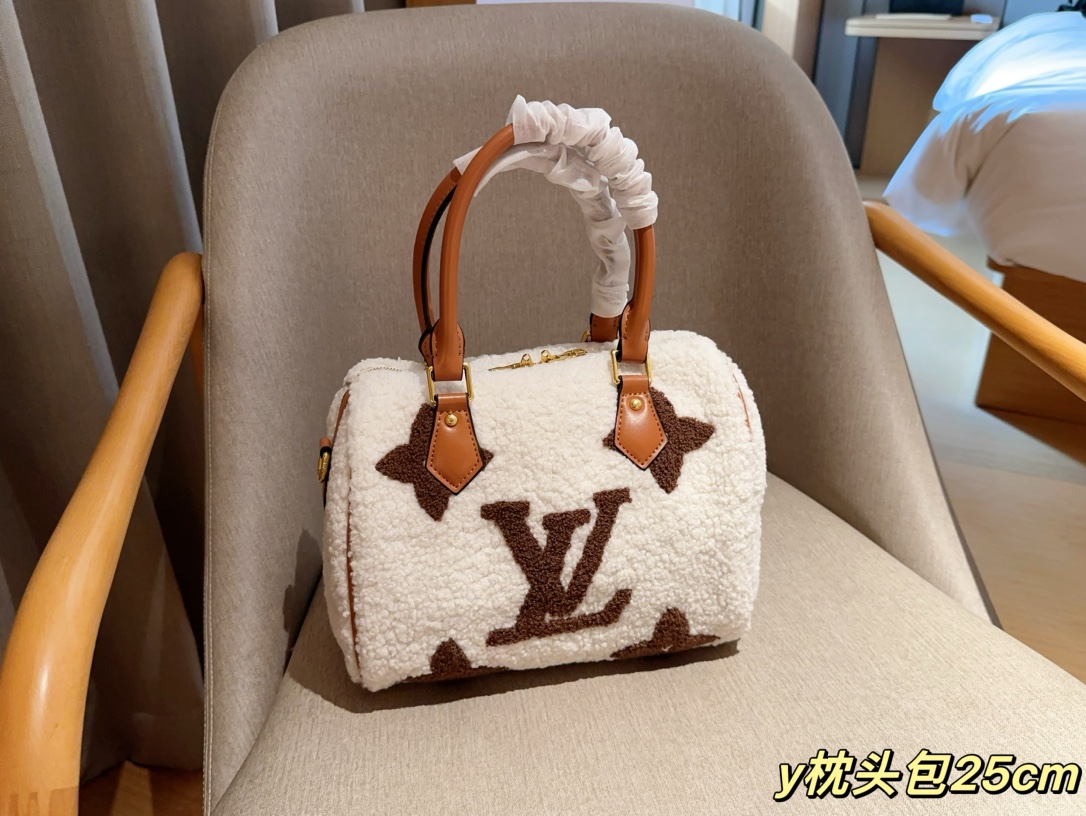 Falso de alta calidad
 Louis Vuitton Bolsos de mano Lambswhol Colección otoño – invierno