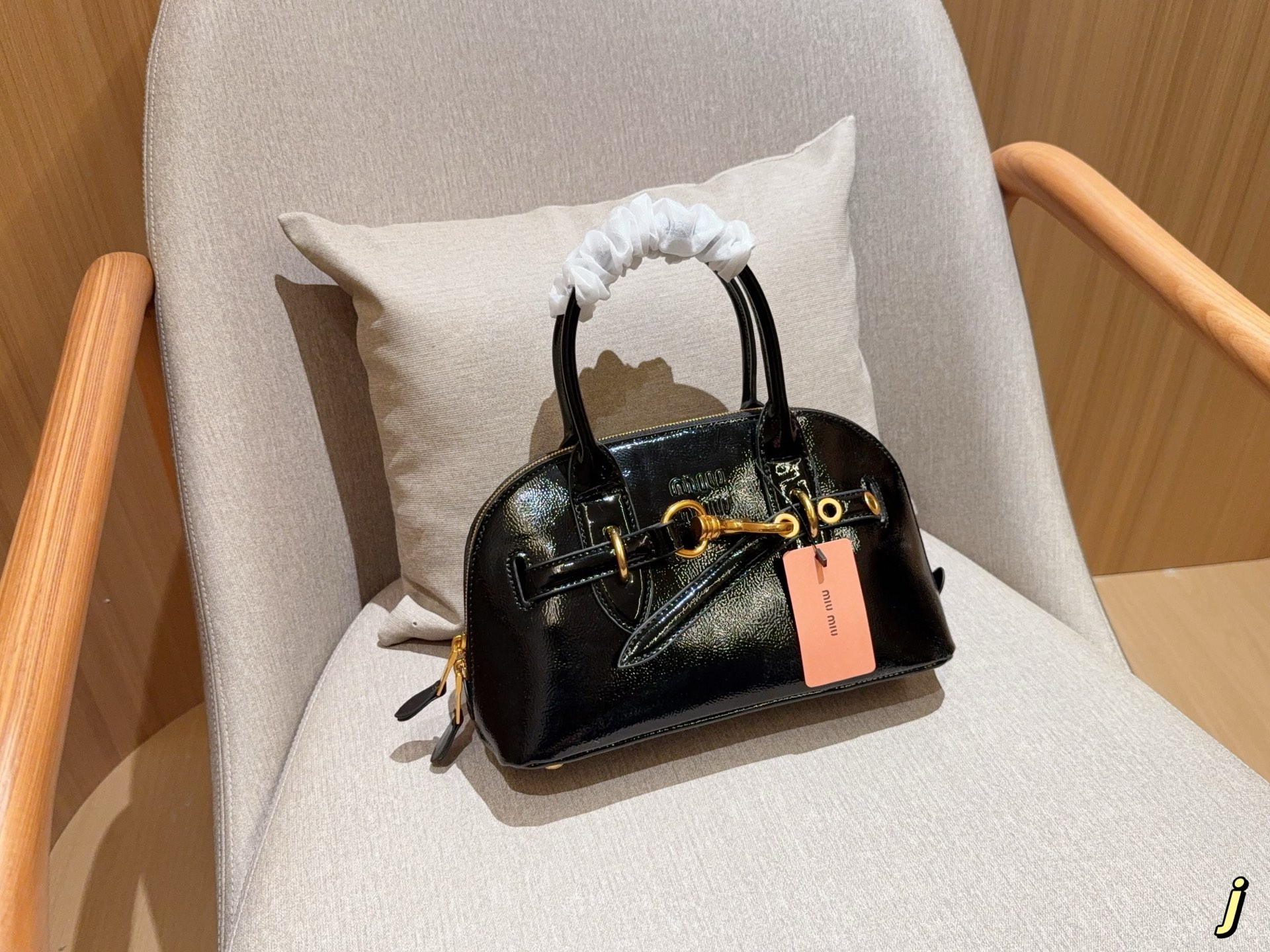 💰350
Miumiu/缪缪 
秀款aventure na💰💰a 油皮亮皮贝壳包搭扣斜挎手提包
尺寸28×17×10
礼盒包装🎁