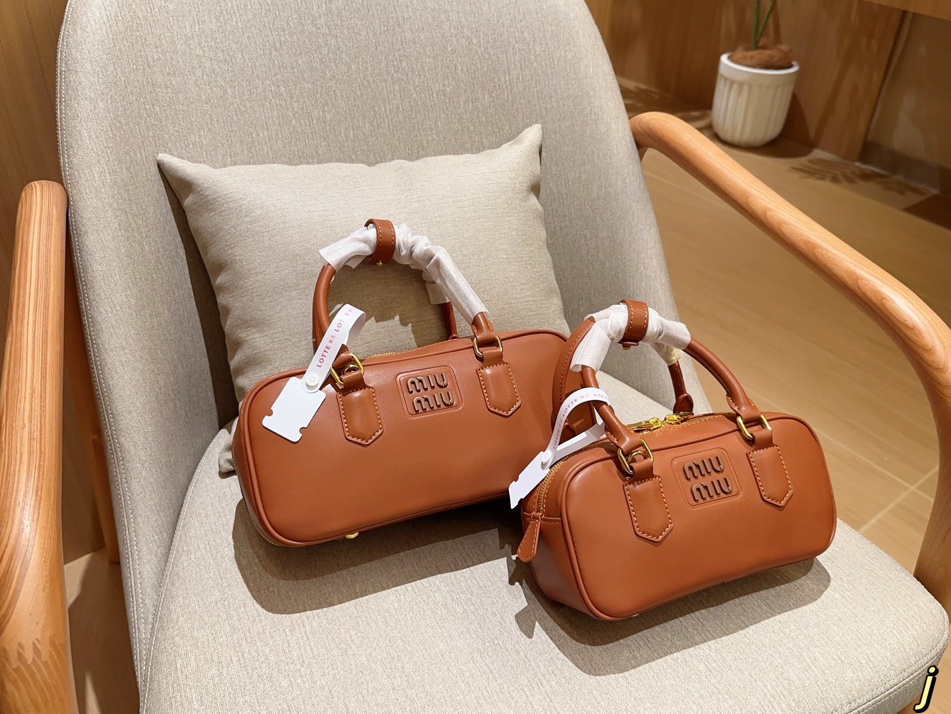 💰310
小号 尺寸:20×11×8
大号 尺寸:26×13×9
Miumiu
复古保龄球波士顿枕头包
手提小方包
礼盒包装🎁