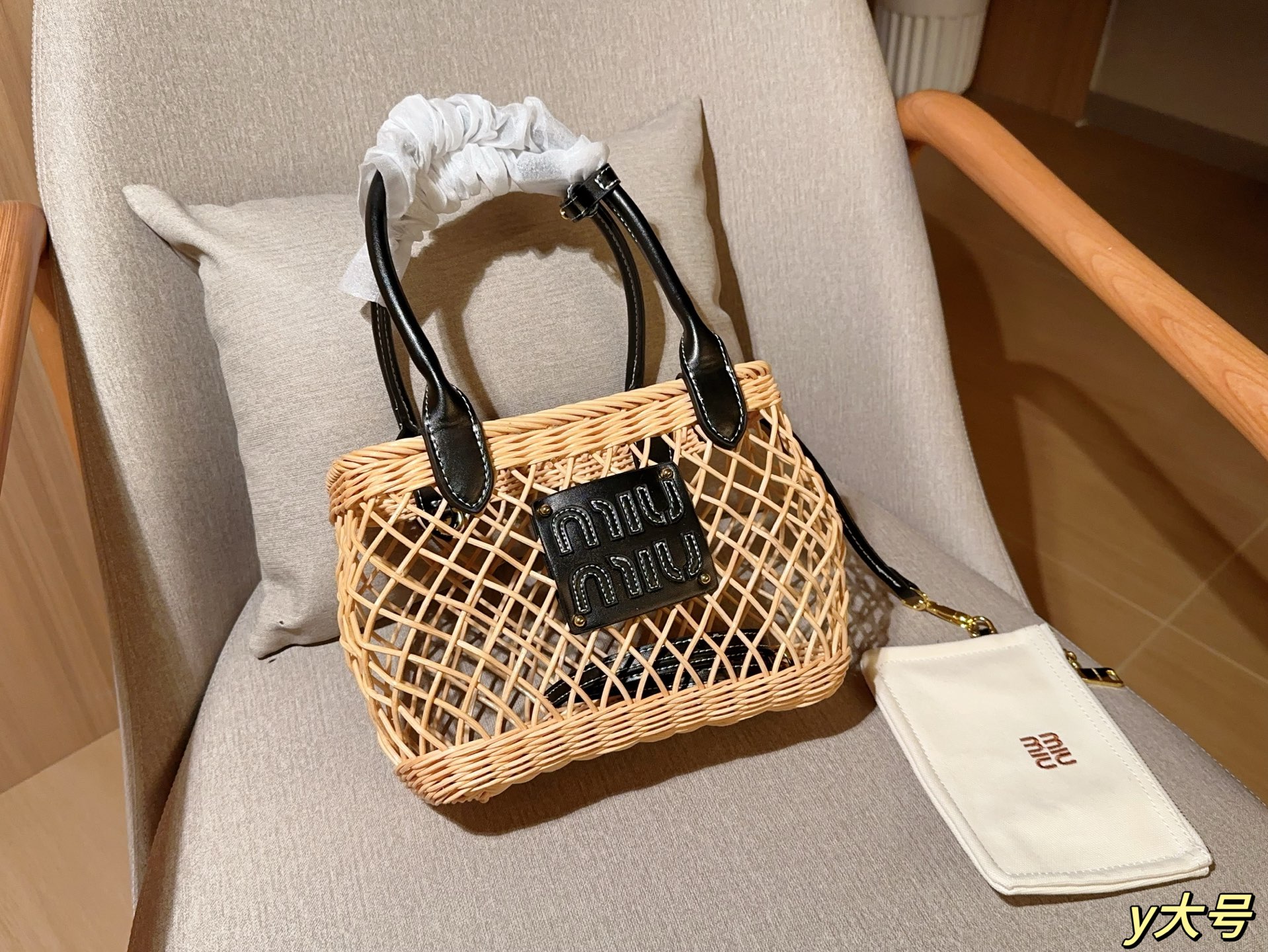 💰430 大号 miumiu/缪缪 25ss 竹编菜篮子 藤编小篮子 镂空编织包 尺寸：22×17×9 礼盒包装🎁