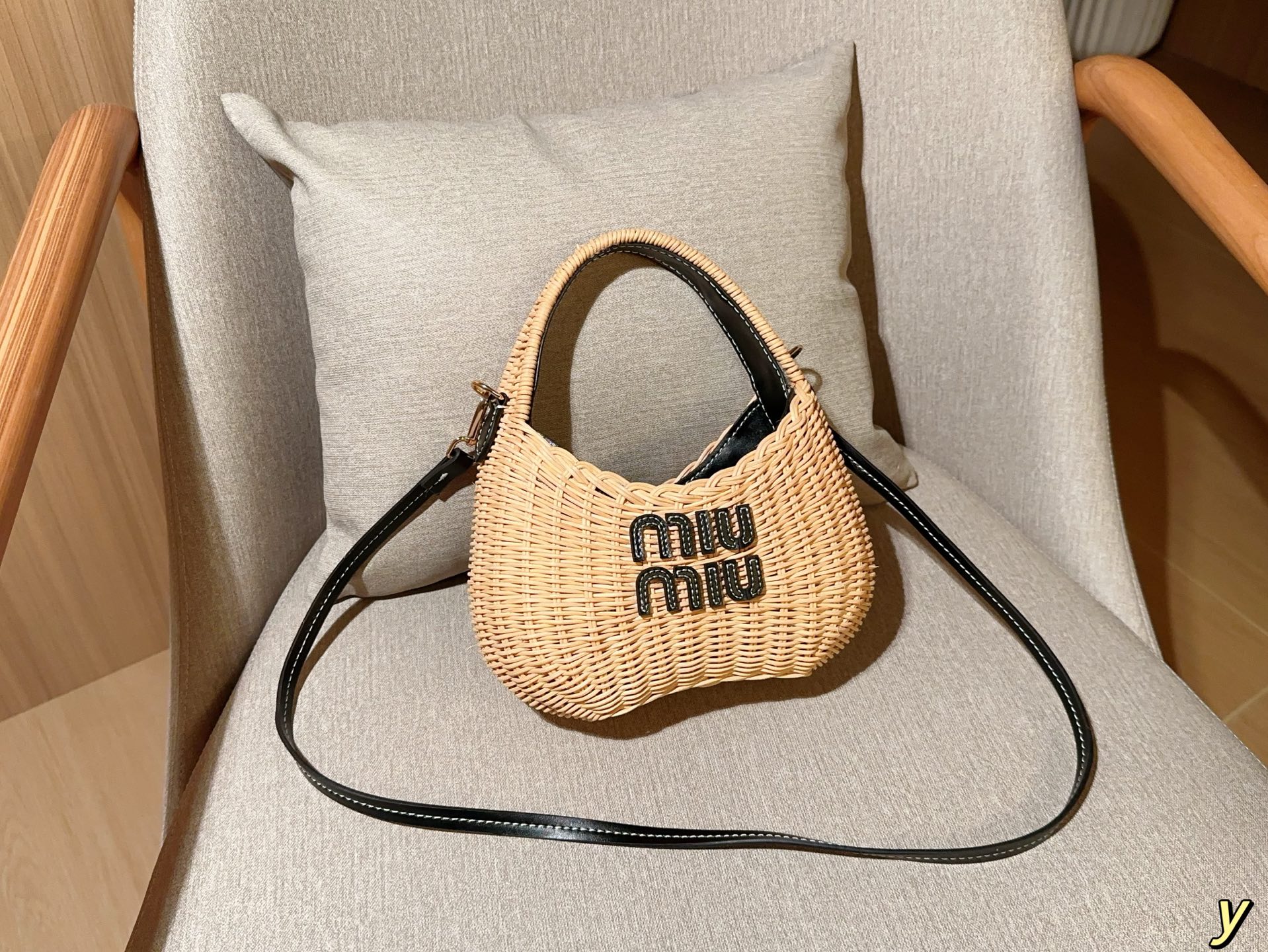 💰385 miumiu/缪缪 新款草编包Basket Bag 菜篮子 编织拼皮沙滩度假⛱️手提包/斜挎包 尺寸：20×15×7 礼盒包装🎁