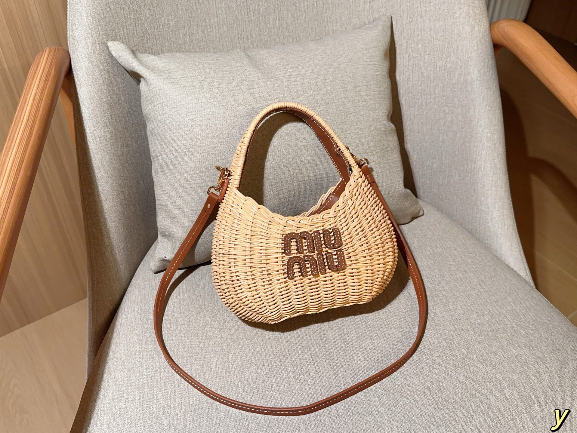 💰385 miumiu/缪缪 新款草编包Basket Bag 菜篮子 编织拼皮沙滩度假⛱️手提包/斜挎包 尺寸：20×15×7 礼盒包装🎁