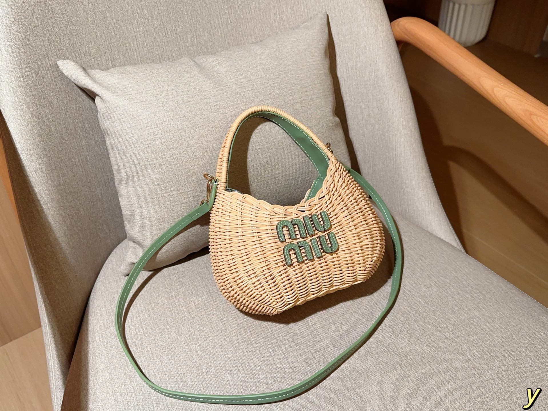 💰385 miumiu/缪缪 新款草编包Basket Bag 菜篮子 编织拼皮沙滩度假⛱️手提包/斜挎包 尺寸：20×15×7 礼盒包装🎁