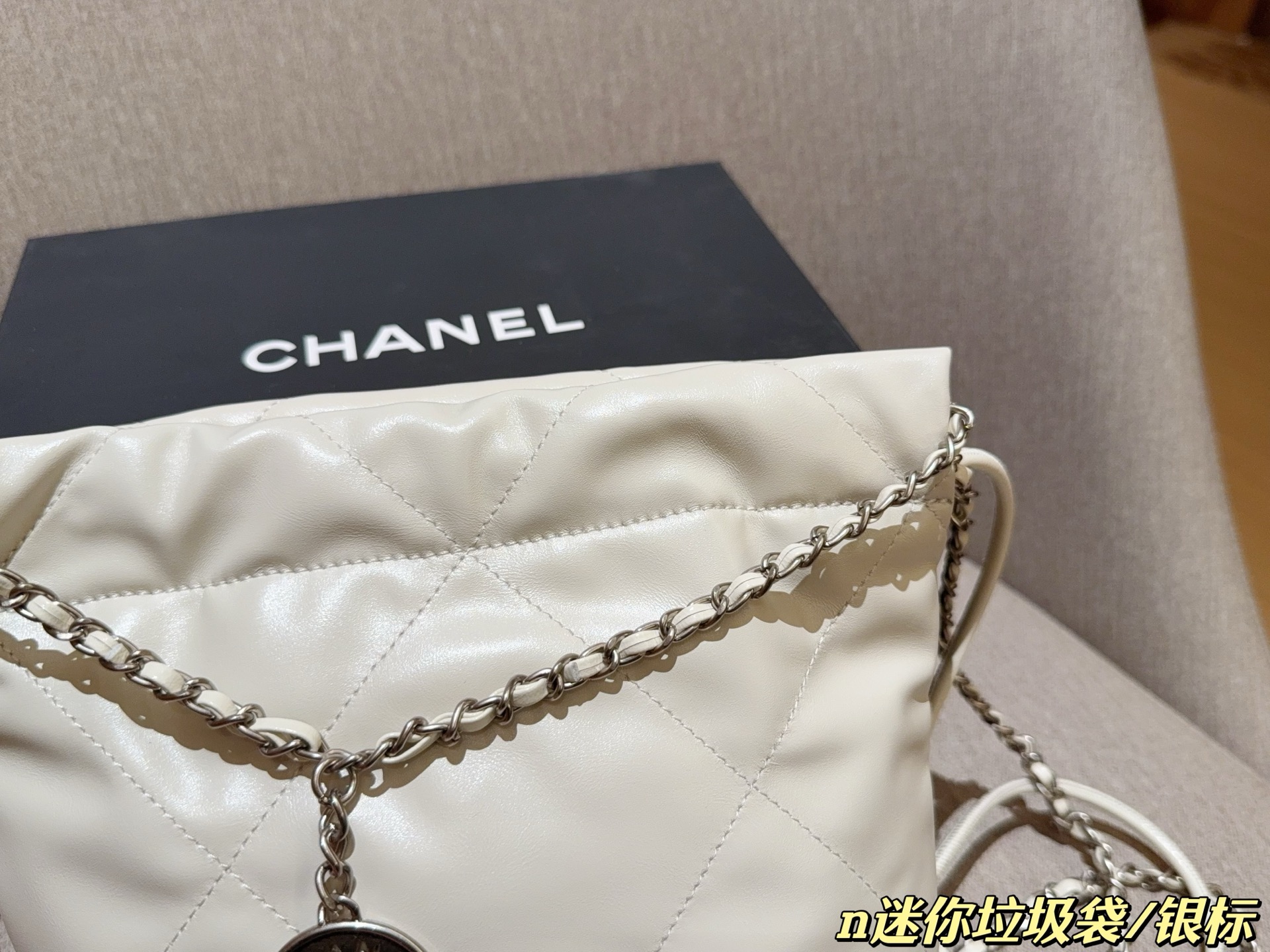 💰145包邮
香奈儿chanel
迷你垃圾袋
尺寸20cm
礼盒包装🎁