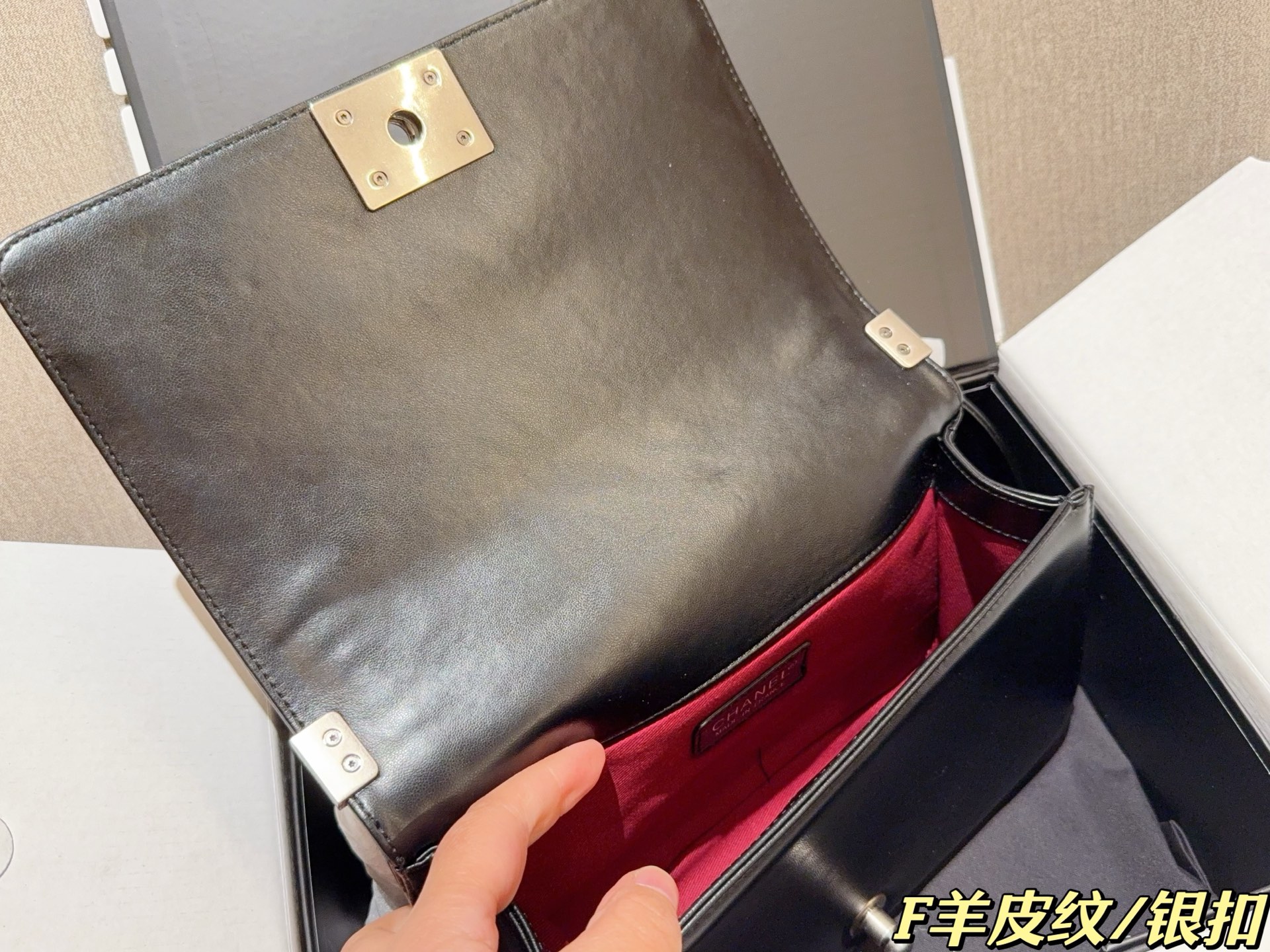 💰230
羊皮纹
香奈儿Chanel
经典羊皮纹leboy辣妈链条包
尺寸25×15×7
礼盒包装🎁