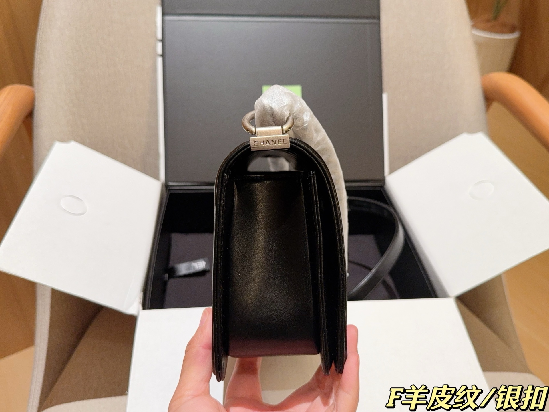 💰230
羊皮纹
香奈儿Chanel
经典羊皮纹leboy辣妈链条包
尺寸25×15×7
礼盒包装🎁