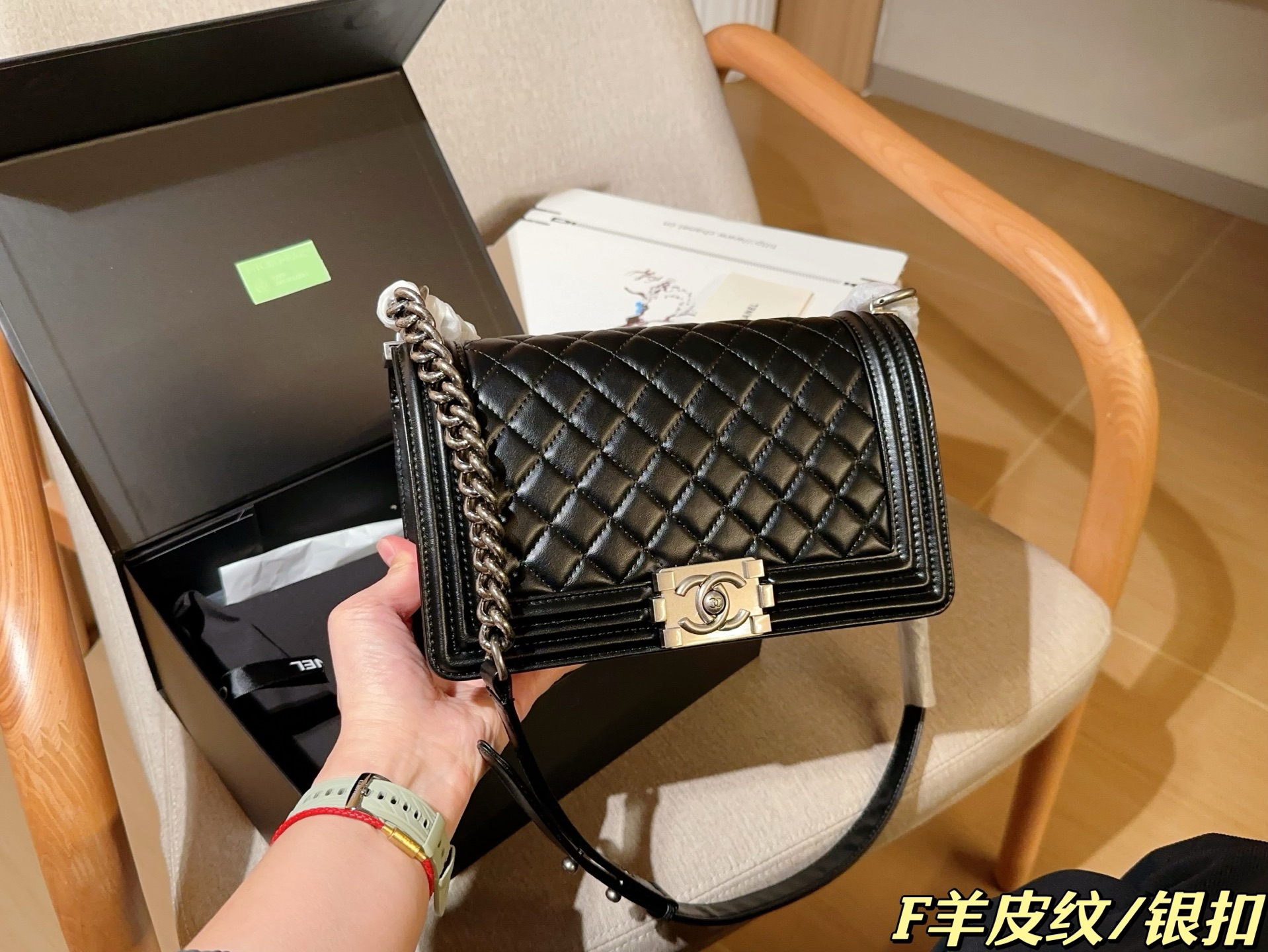 💰230
羊皮纹
香奈儿Chanel
经典羊皮纹leboy辣妈链条包
尺寸25×15×7
礼盒包装🎁