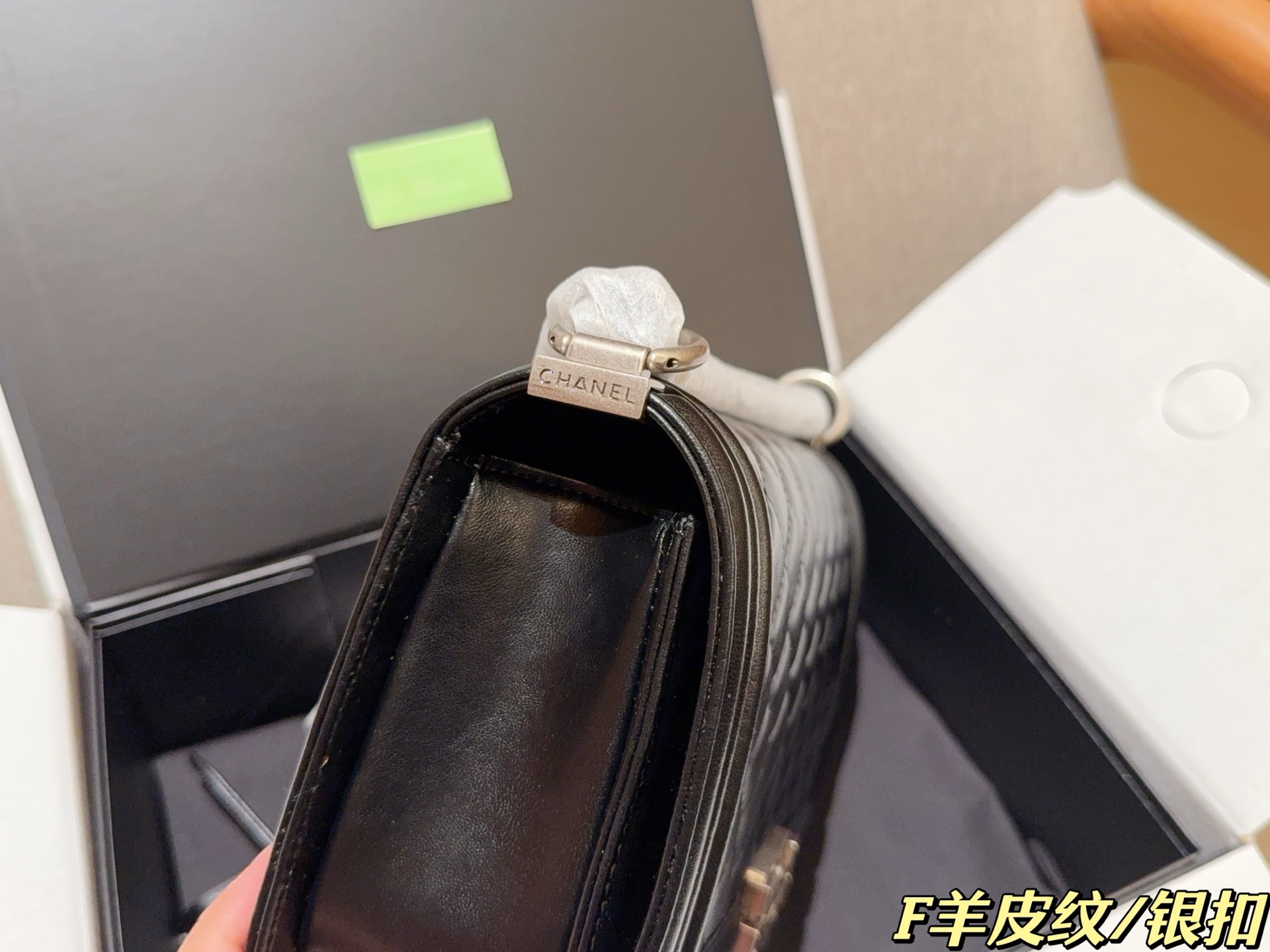 💰230
羊皮纹
香奈儿Chanel
经典羊皮纹leboy辣妈链条包
尺寸25×15×7
礼盒包装🎁