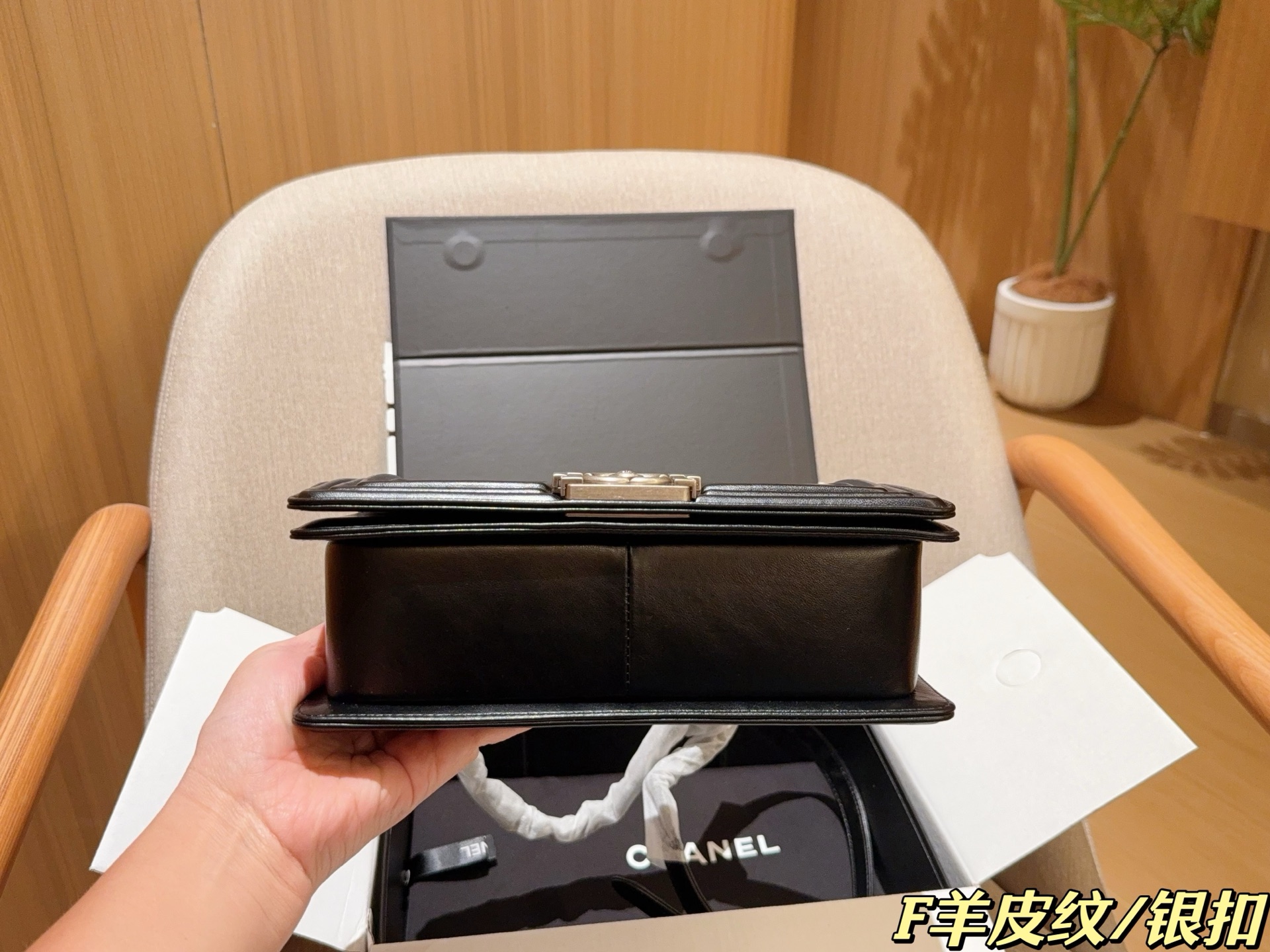 💰230
羊皮纹
香奈儿Chanel
经典羊皮纹leboy辣妈链条包
尺寸25×15×7
礼盒包装🎁