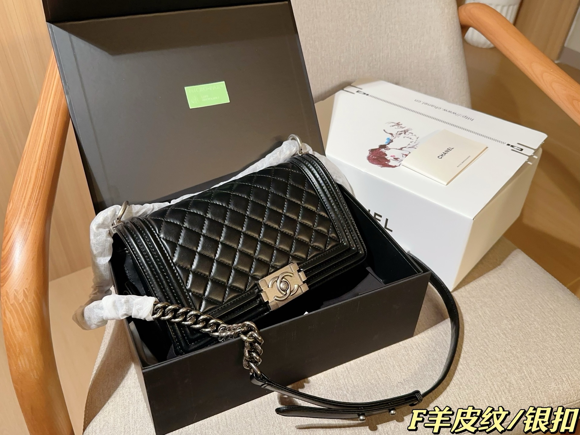 💰230
羊皮纹
香奈儿Chanel
经典羊皮纹leboy辣妈链条包
尺寸25×15×7
礼盒包装🎁